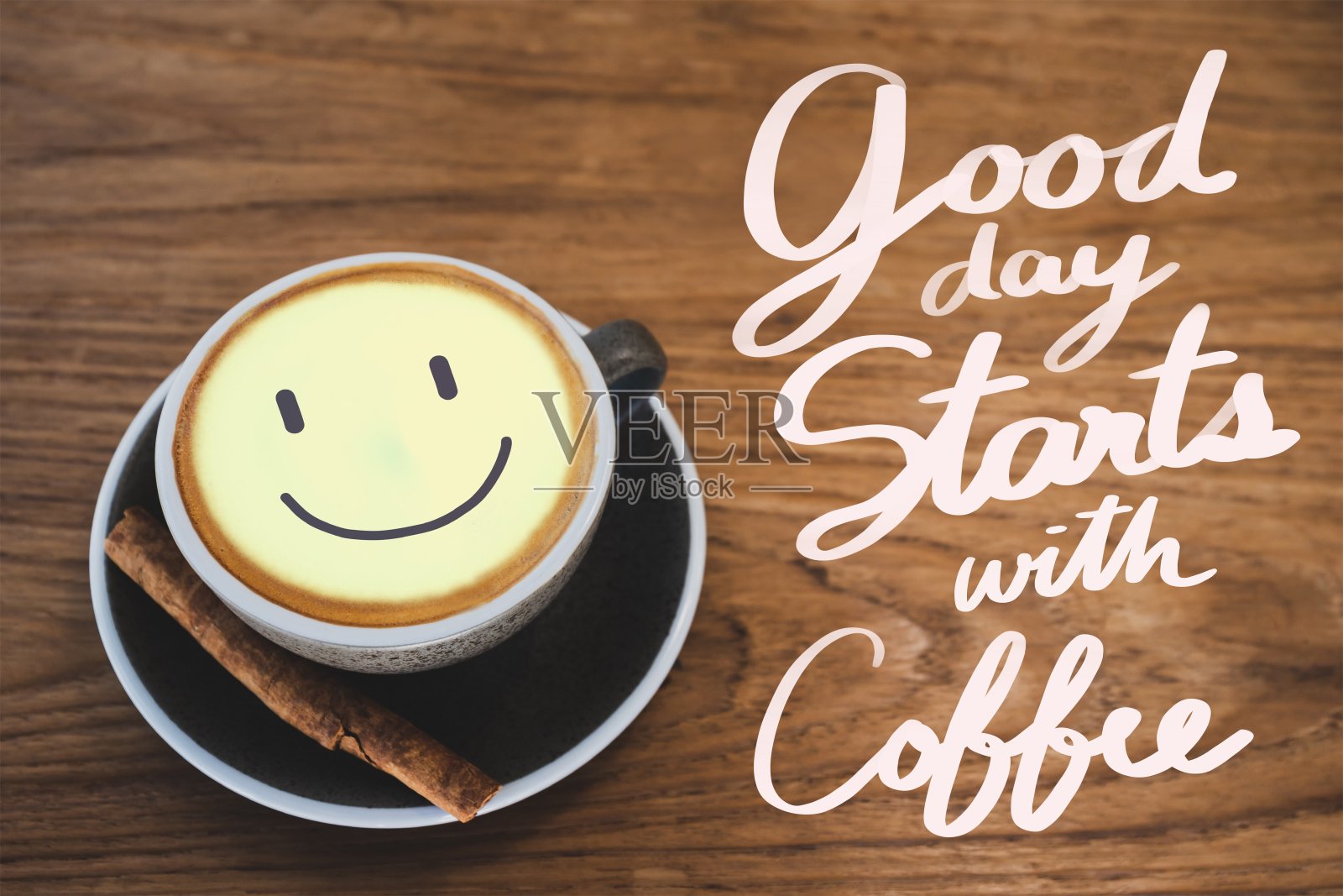 经典滤镜咖啡杯背景上的笑脸上有一句励志名言“美好的一天从咖啡开始”。照片摄影图片