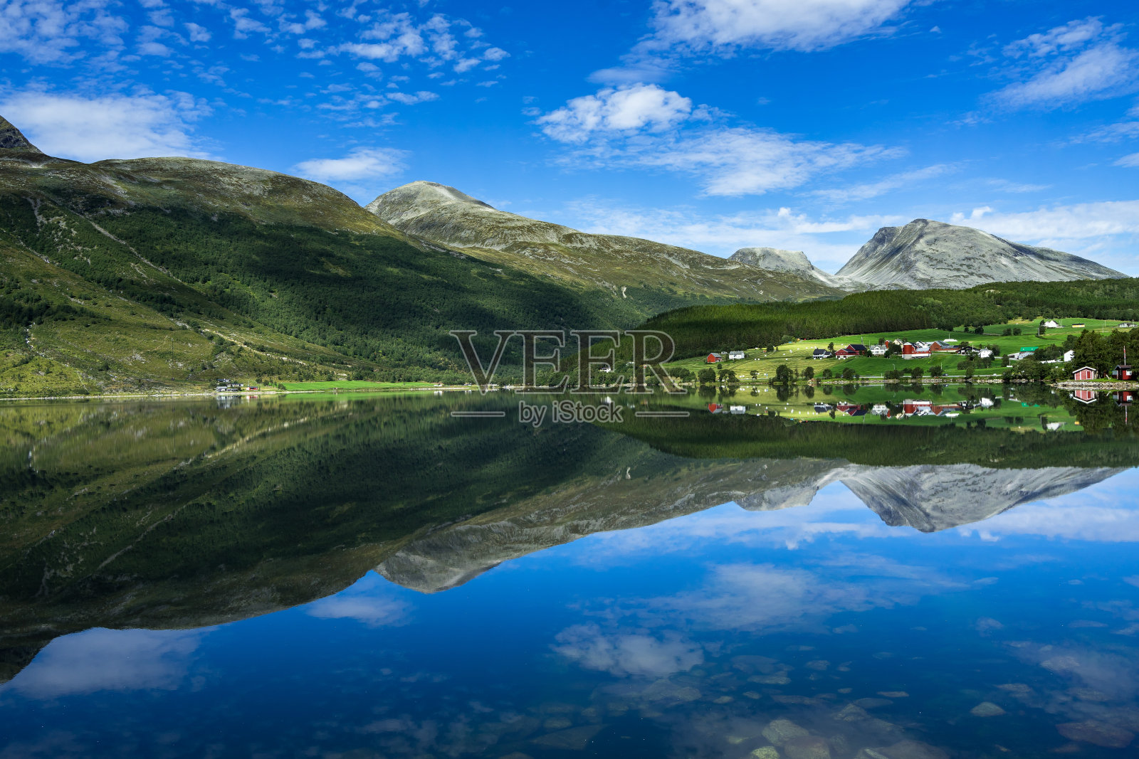 挪威，Sunnmore, More og Romsdal, Geirangerfjord附近的Eidsvatnet湖，群山和村庄倒映在水中，一派田园诗般的风景照片摄影图片