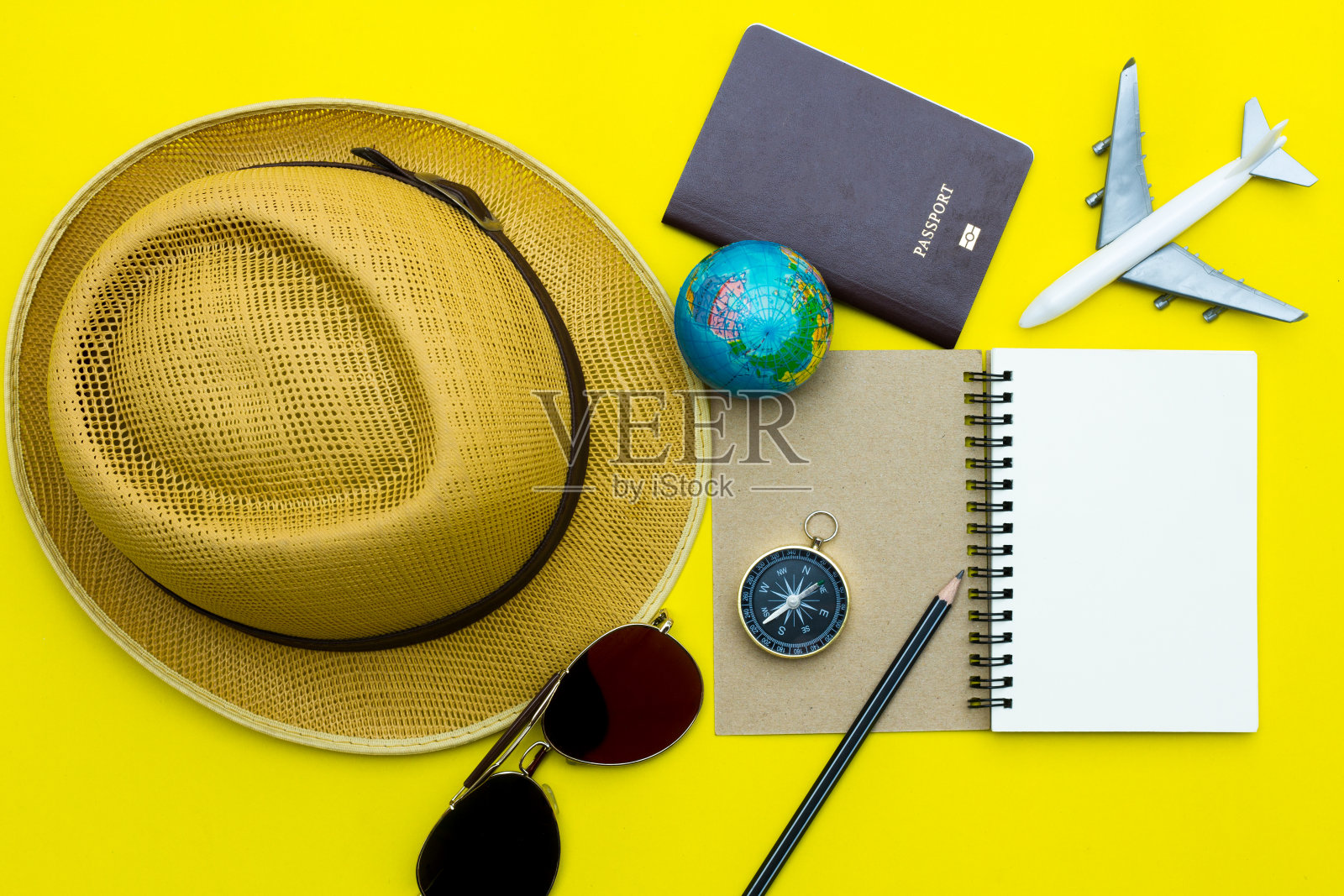 黄色背景的旅行者配件，相机和太阳镜。顶视图旅游或度假概念。平躺，俯视图。夏天的背景。照片摄影图片
