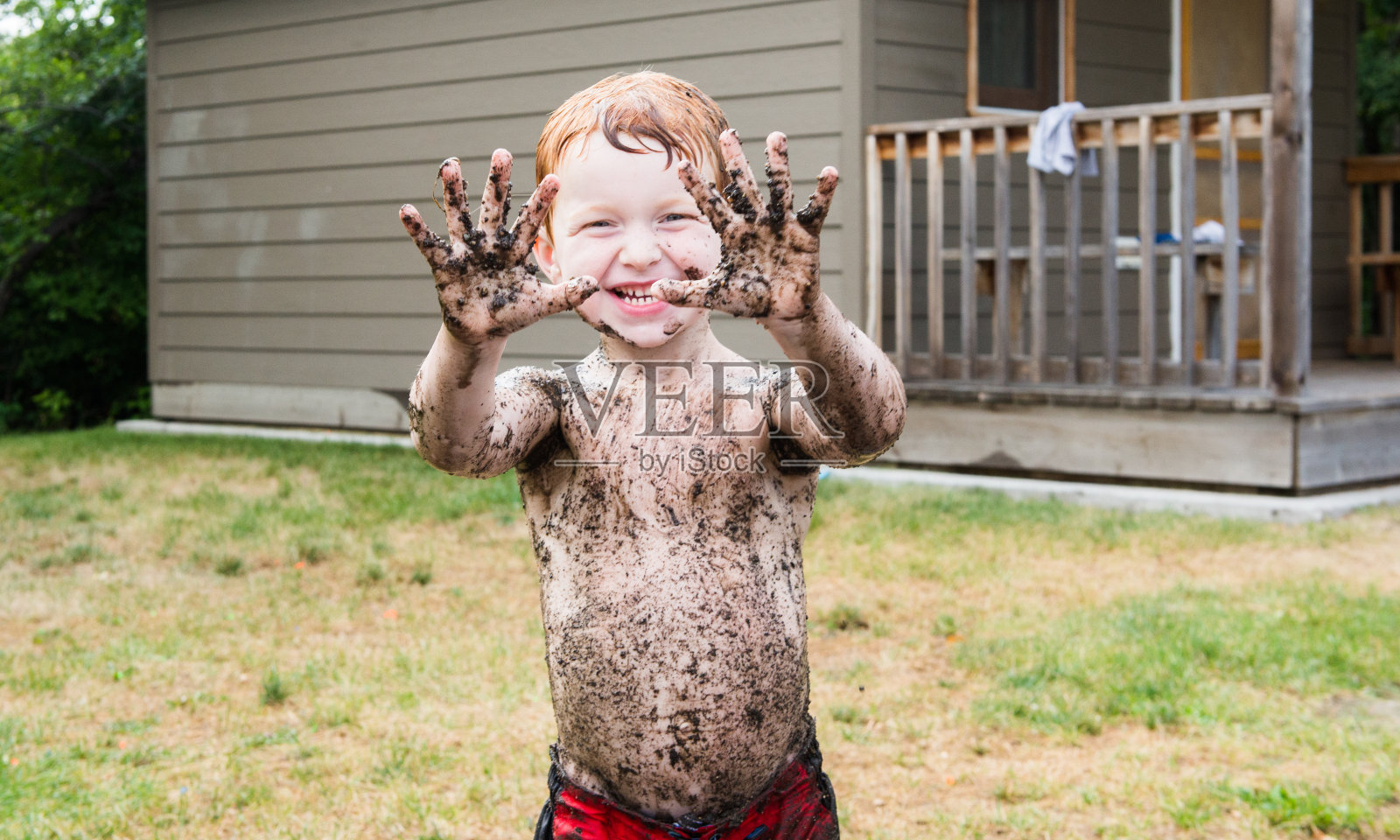 一个小男孩在泥斗之后照片摄影图片