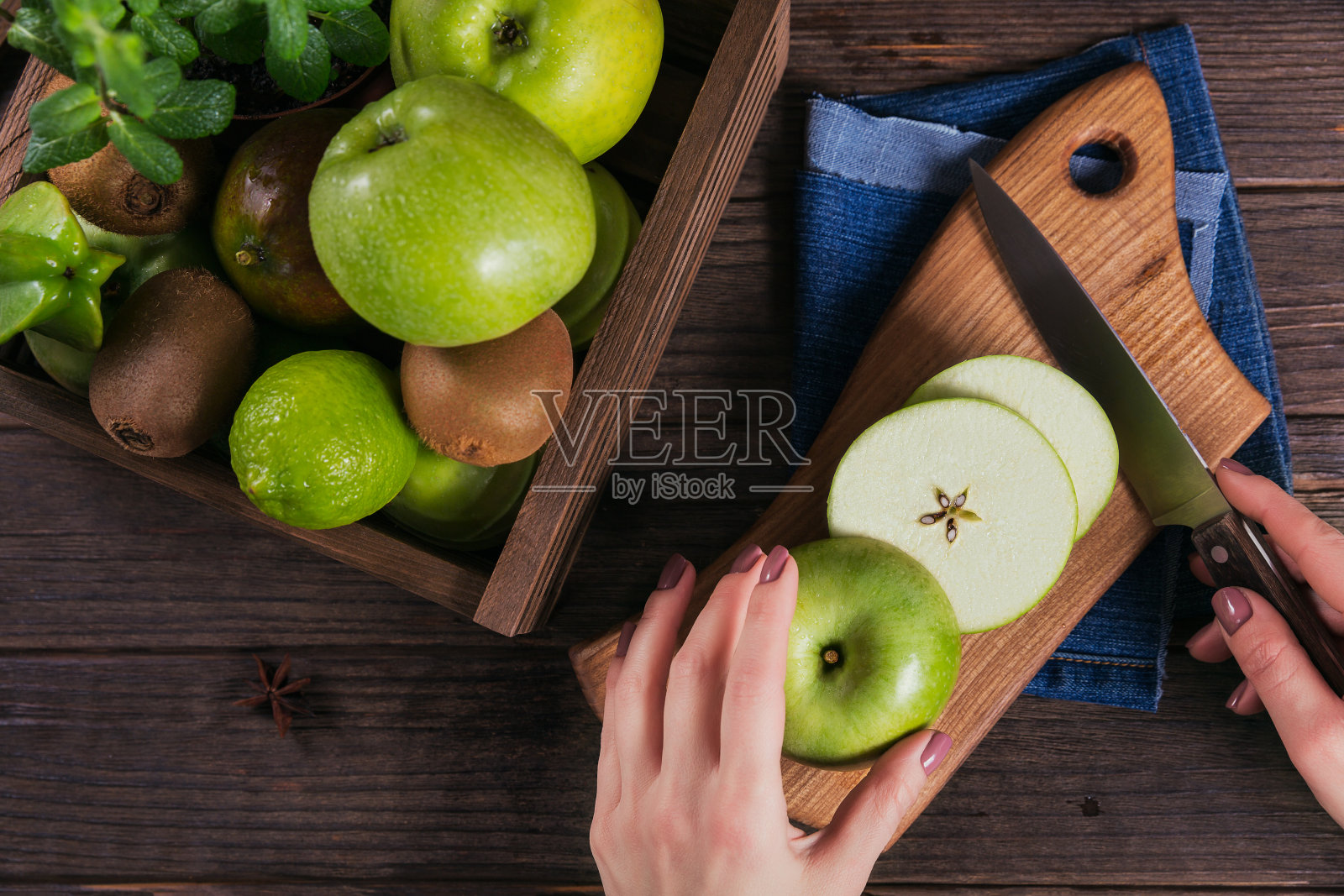 一套绿色水果的健康饮食和排毒:苹果，酸橙，猕猴桃，芒果，杨桃和薄荷。照片摄影图片