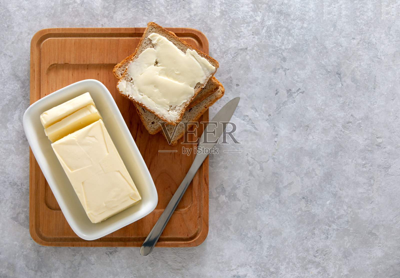黄油或涂在餐桌上，从上面看照片摄影图片