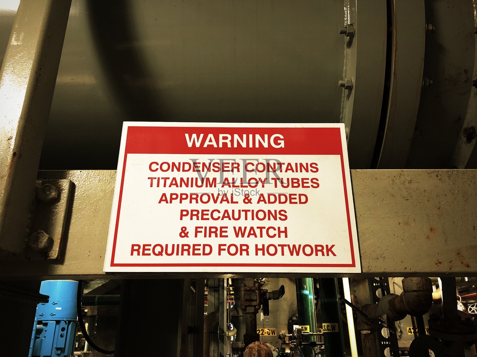 发电厂凝汽器工作的警告标志。照片摄影图片