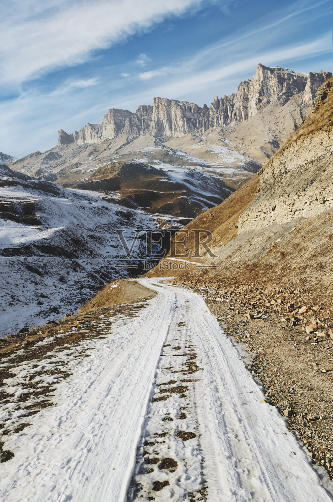 冬天白雪覆盖的道路照片摄影图片