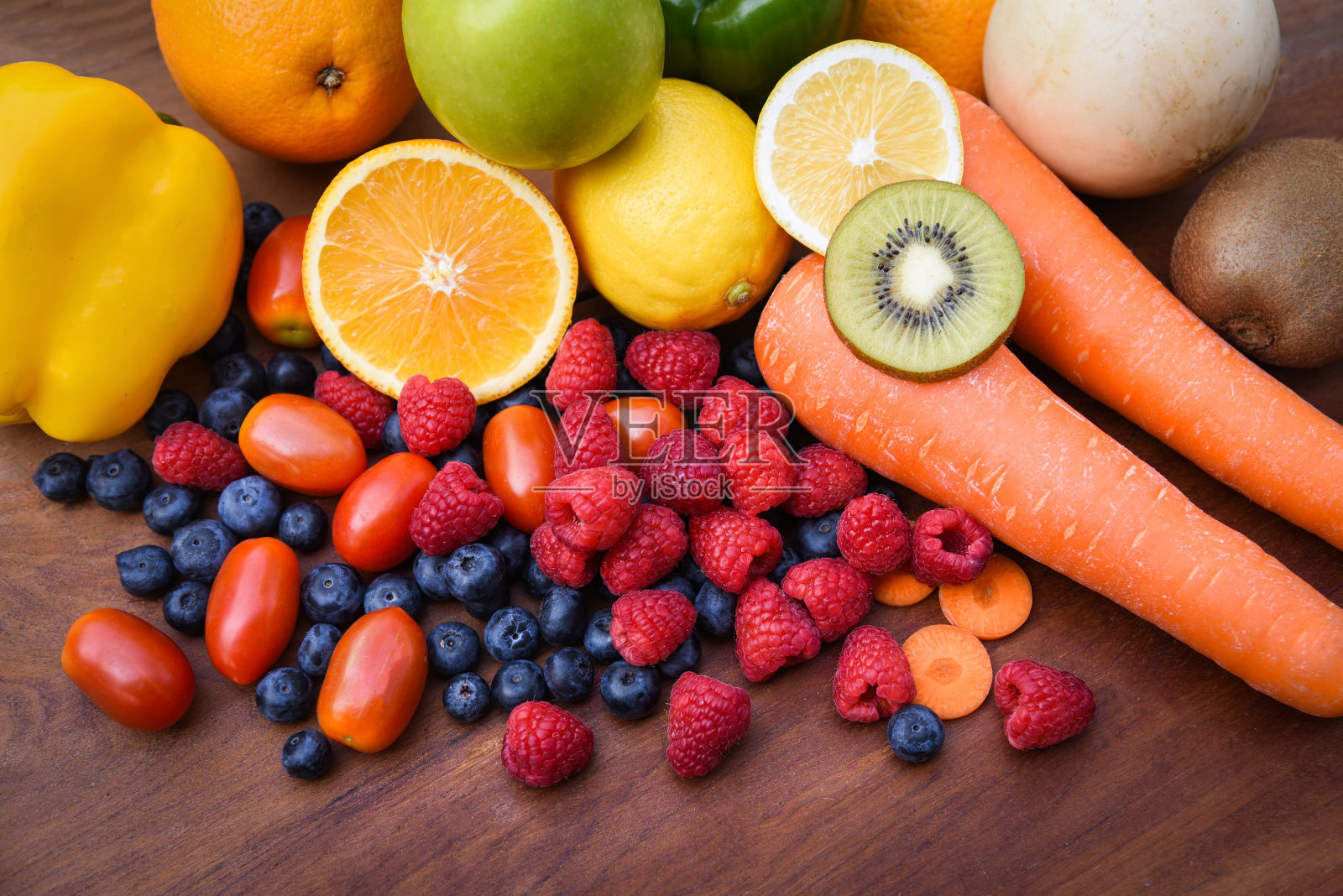 大堆新鲜的热带水果，五颜六色的蔬菜和夏季健康食品照片摄影图片