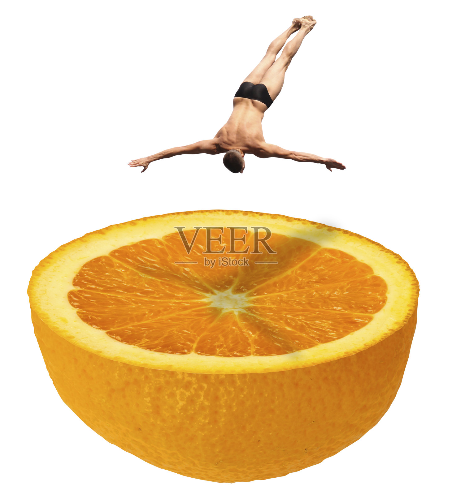 高跳水游泳者在泳衣内裤跳下半新鲜多汁的橙水果像游泳池-操纵照片概念图像-孤立的白色照片摄影图片