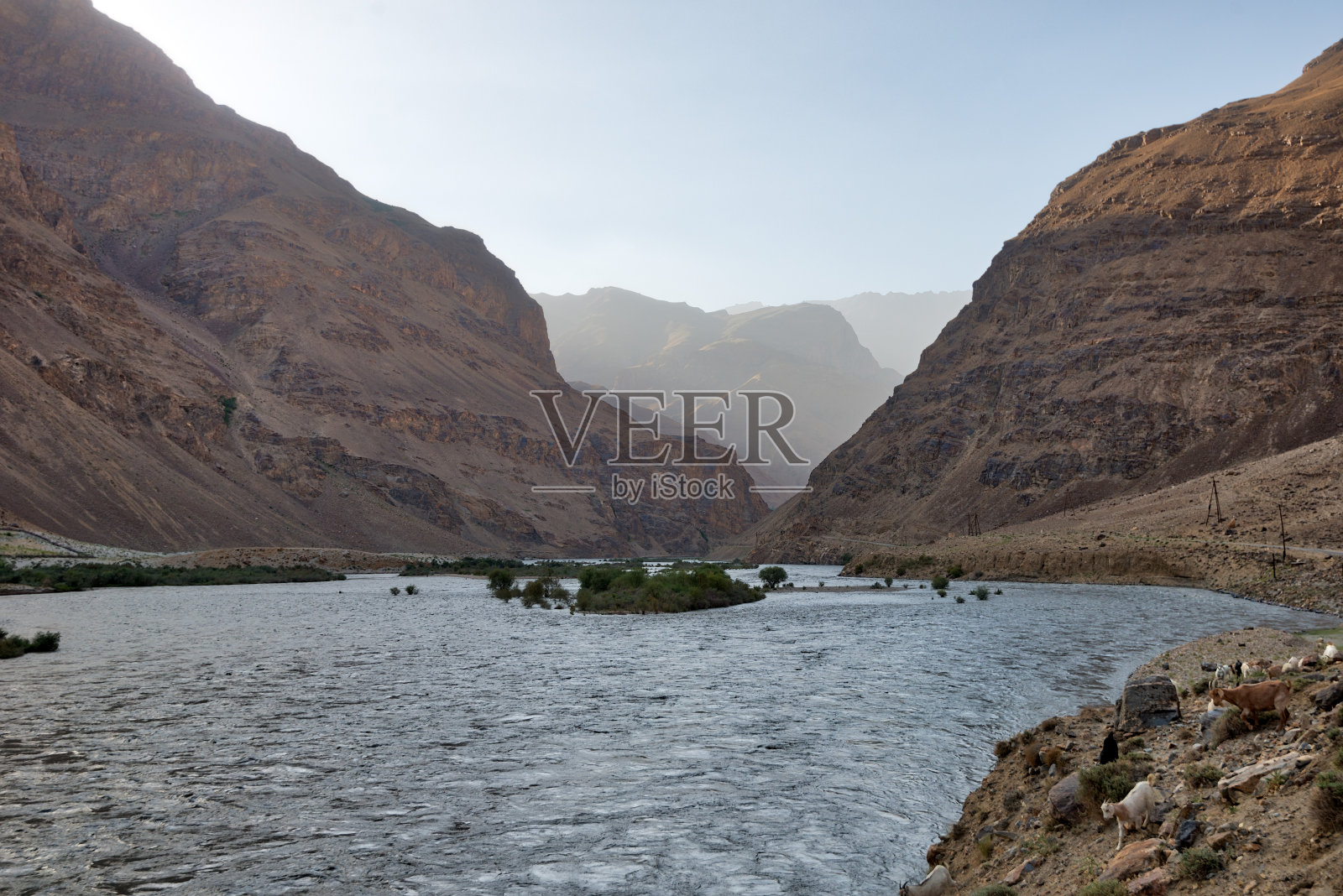 2018年8月在塔吉克斯坦拍摄的帕米尔公路沿线的河流，拍摄于hdr照片摄影图片