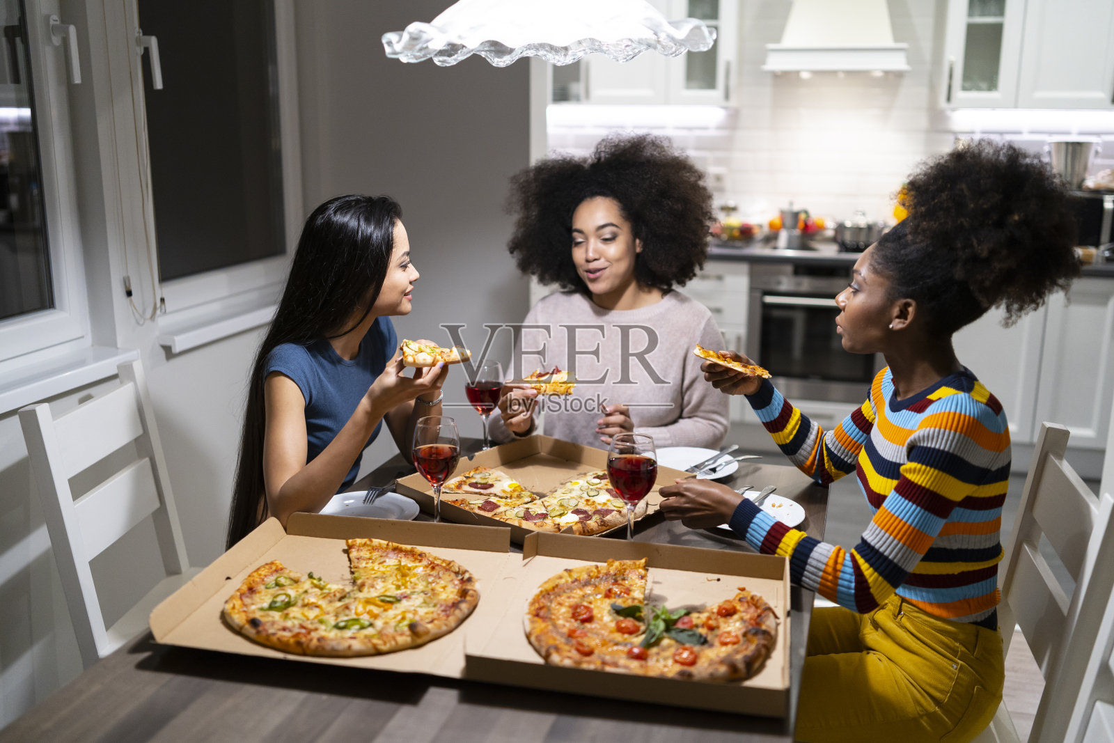 闺蜜们在家里吃披萨聊天照片摄影图片