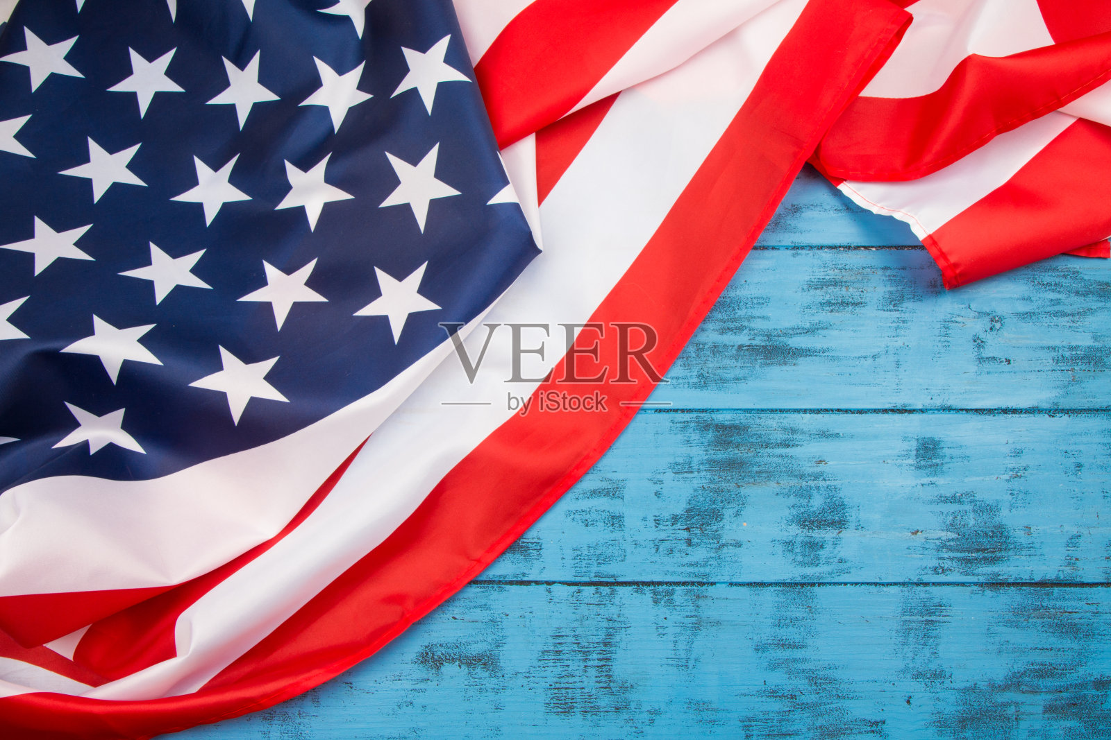 退伍军人节的背景。蓝木头上的美国国旗。文本空间照片摄影图片