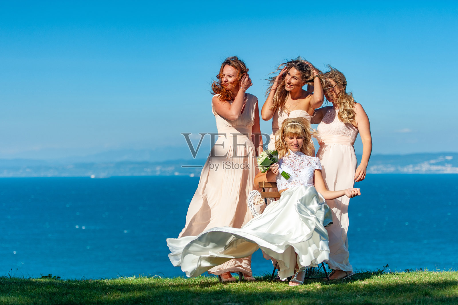 婚礼后新娘、伴娘和朋友在一起照片摄影图片