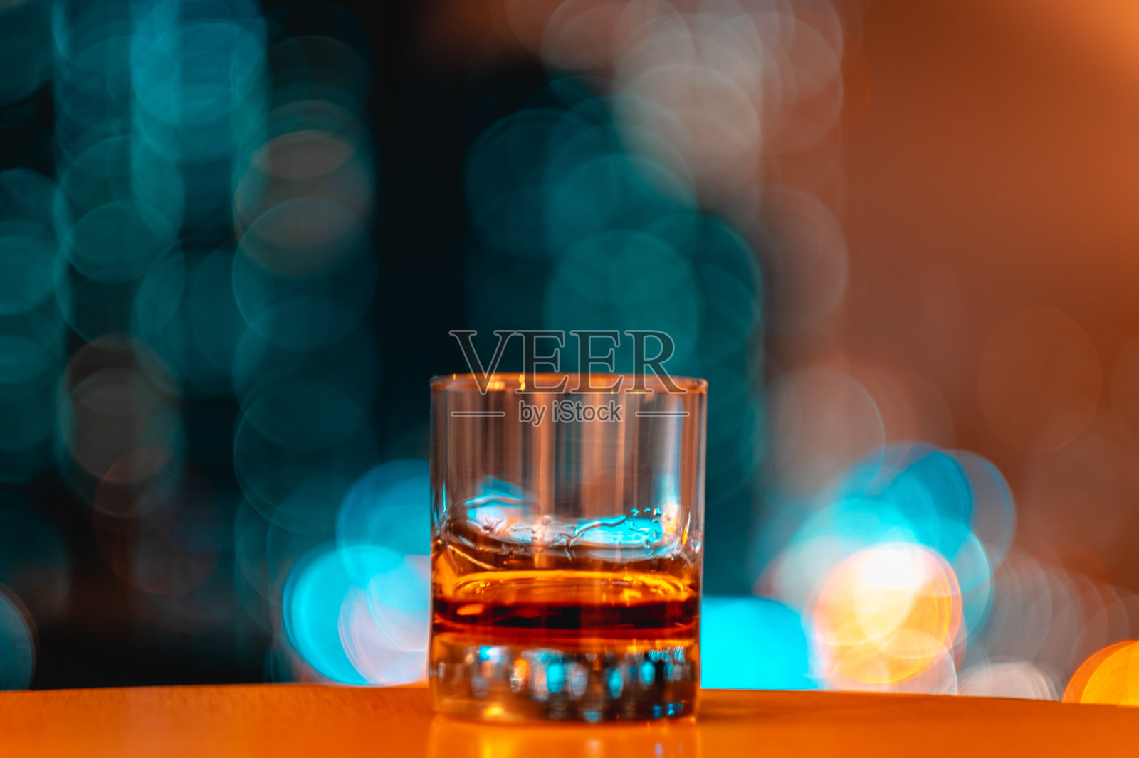 玻璃杯里的威士忌照片摄影图片
