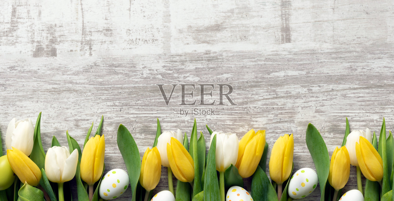 复活节彩蛋和鲜花背景照片摄影图片