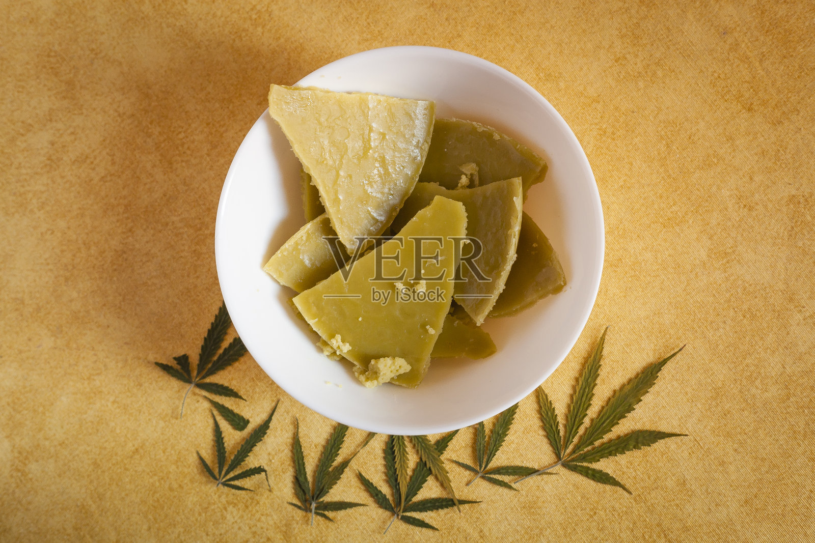 可食用的自制手工大麻黄油概念。照片摄影图片