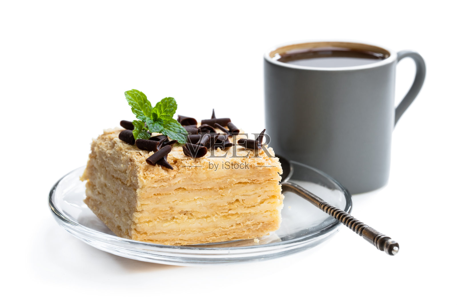 拿破仑蛋糕切片与一杯咖啡隔离在白色照片摄影图片
