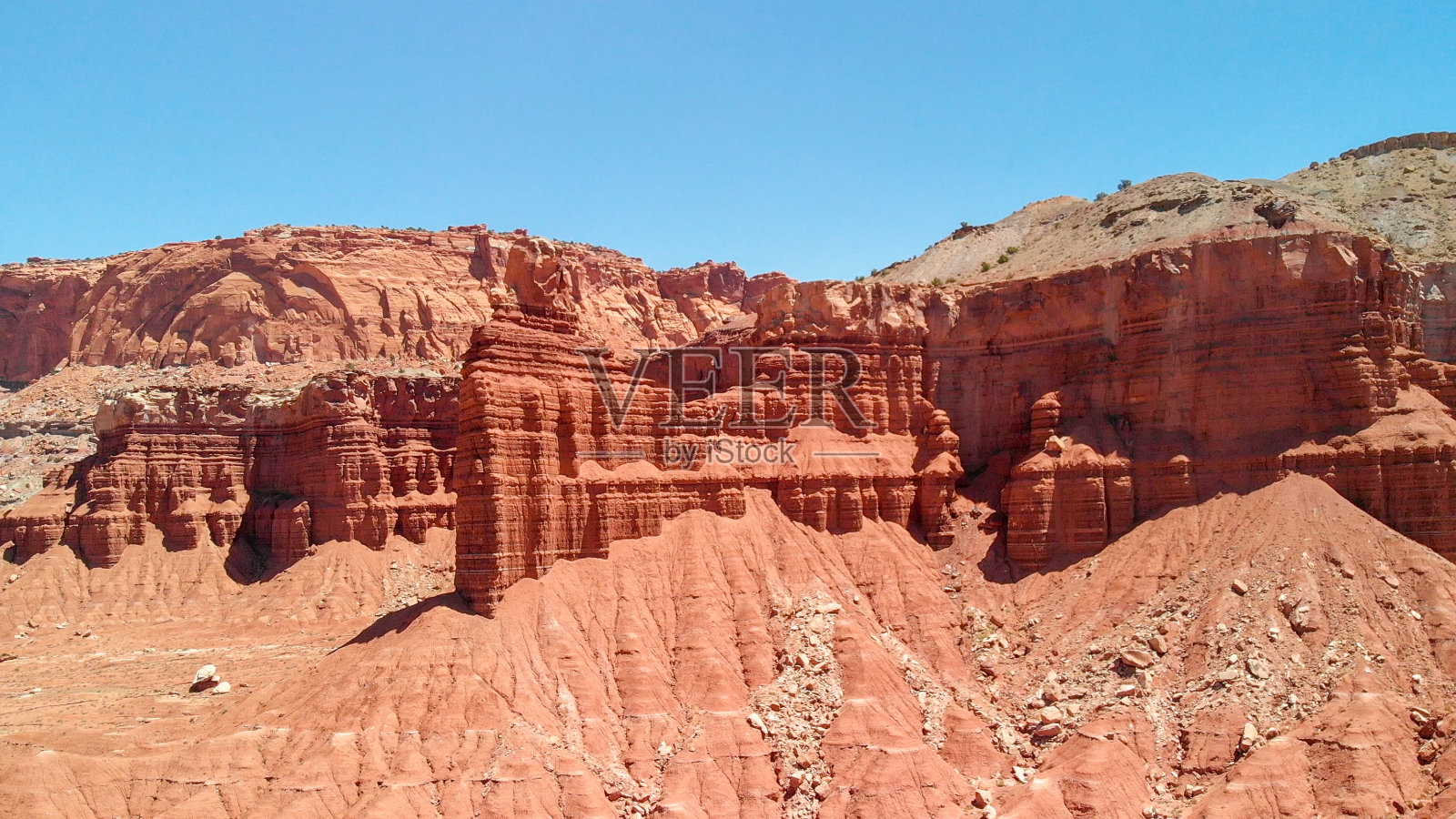 美丽的红色峡谷和山脉的惊人鸟瞰图照片摄影图片