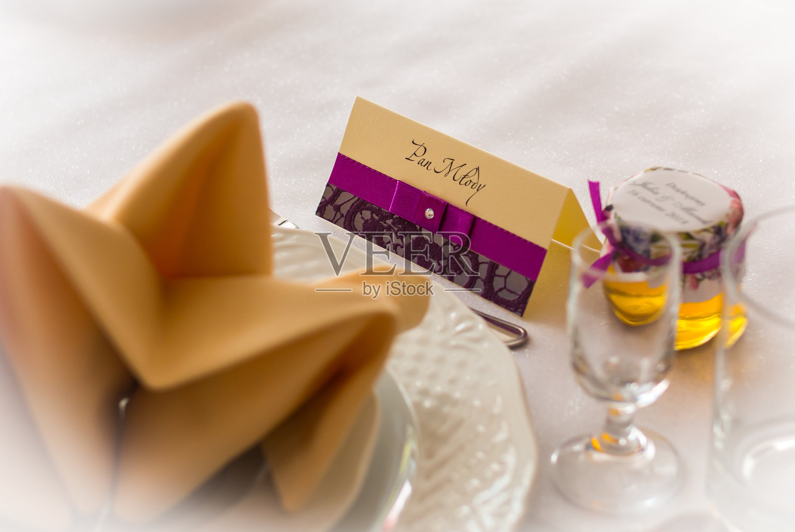 婚礼的桌子靠近优雅的拜访卡写着“新娘”(波兰语)。照片摄影图片