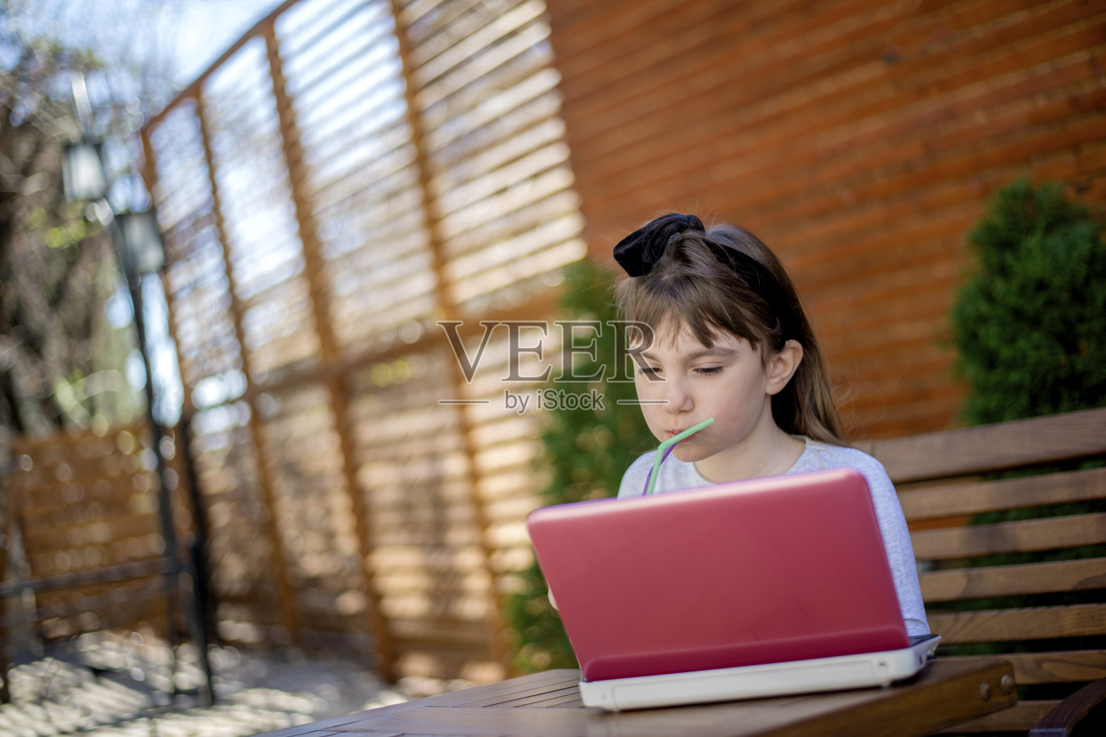 可爱的小女孩使用笔记本电脑照片摄影图片