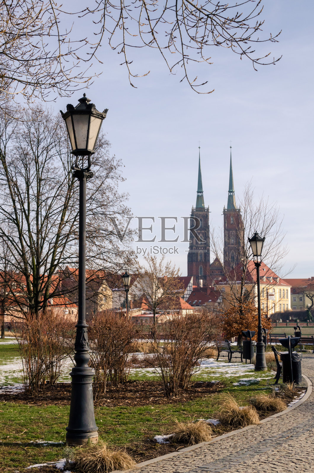Katedra sw Jana Chrzciciela或波兰弗罗茨瓦夫浸信会教堂。冬天从奥得河的另一边看。照片摄影图片