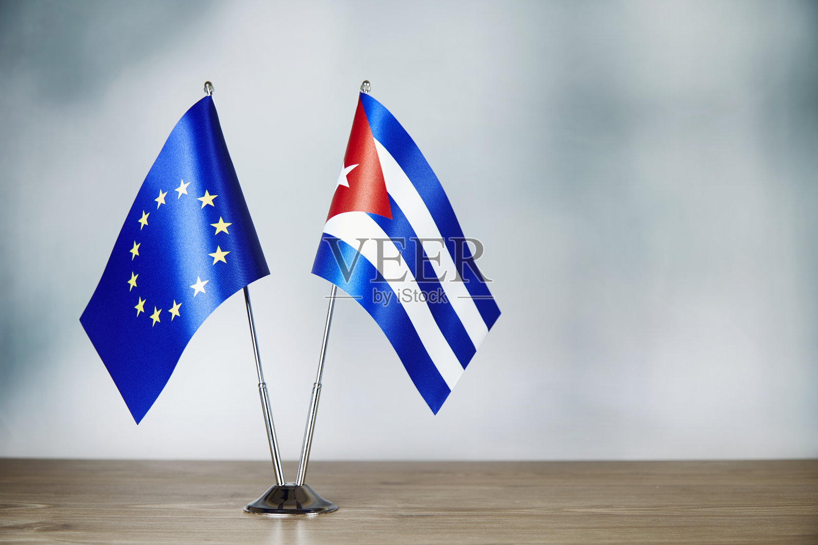 欧盟和古巴国旗放在桌子上照片摄影图片