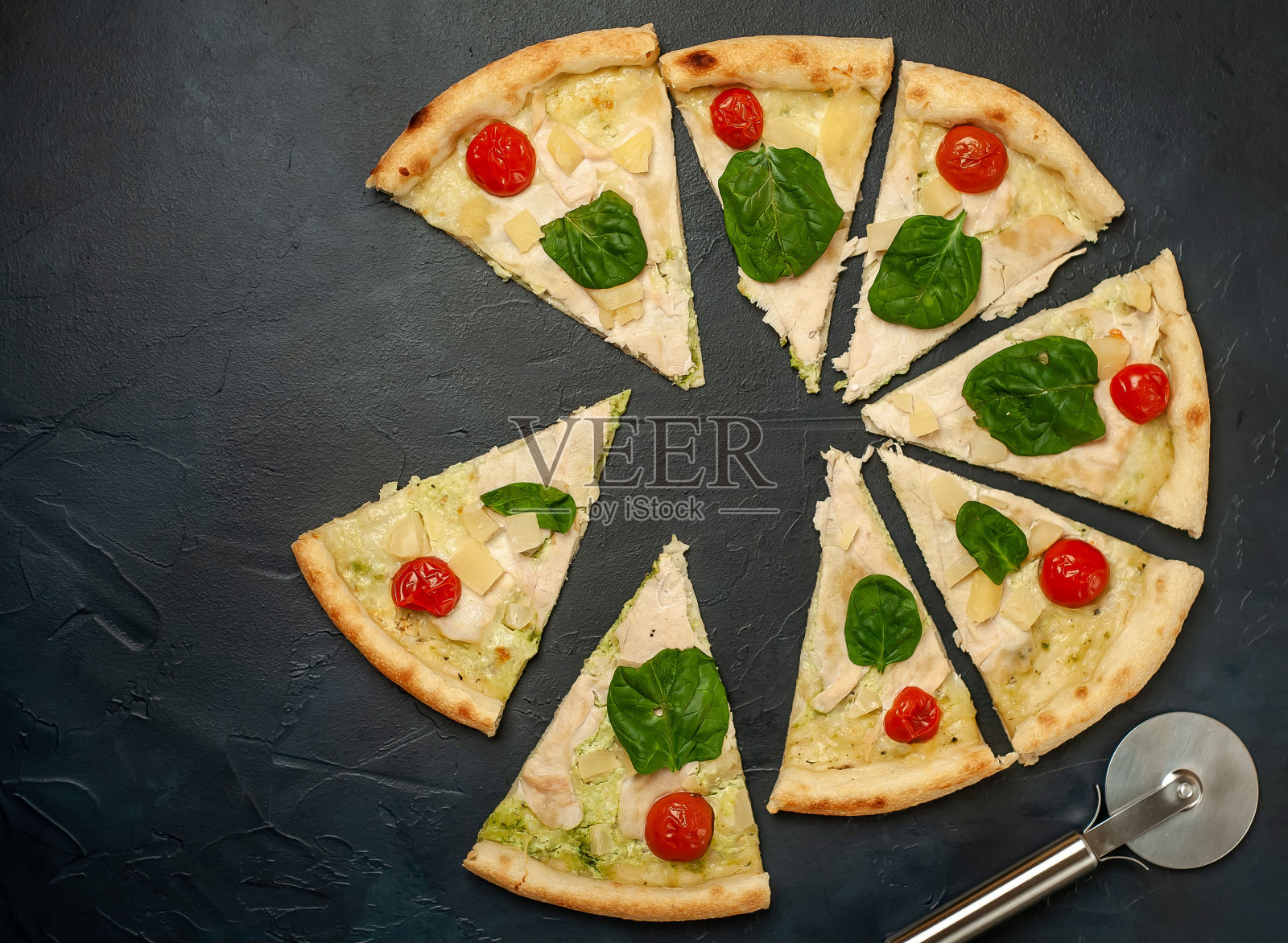 混凝土背景下的美味披萨。热披萨俯视图照片摄影图片
