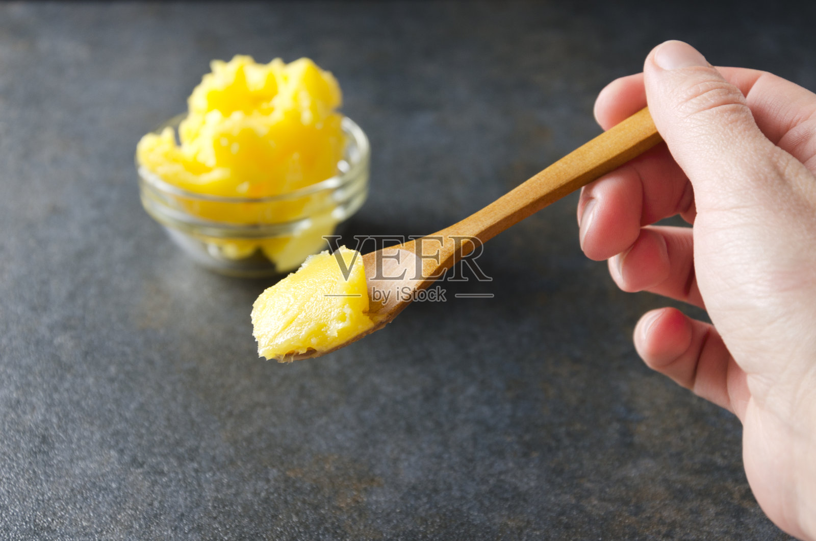 木勺与有机和自制酥油黄油烹饪健康的膳食。厨房里的健康食材照片摄影图片
