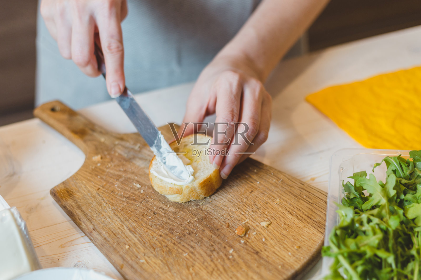 家庭主妇在煎锅里煎法棍面包片的特写-制作小吃-西班牙小吃和三明治照片摄影图片
