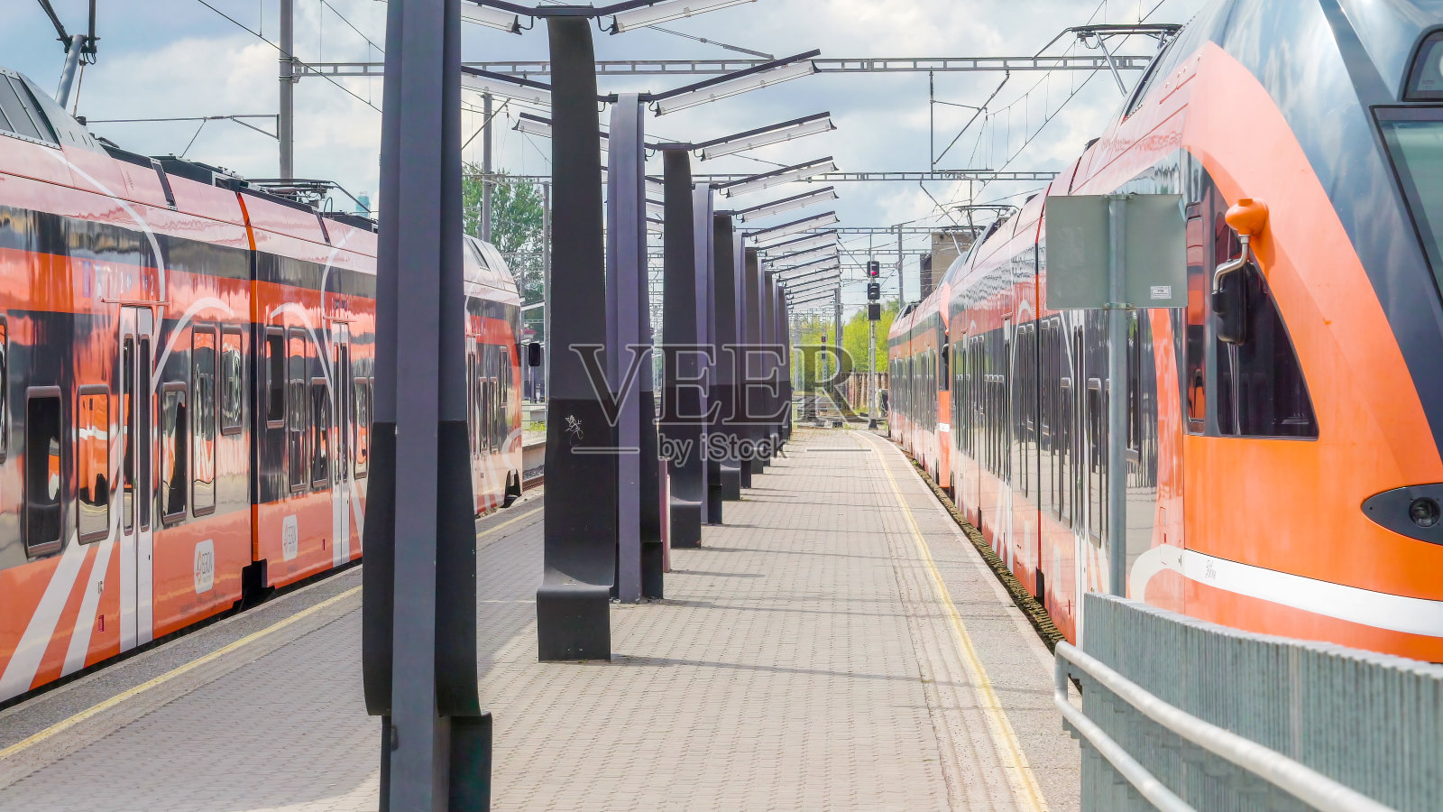 两个橙色的火车在这个城市的火车站照片摄影图片