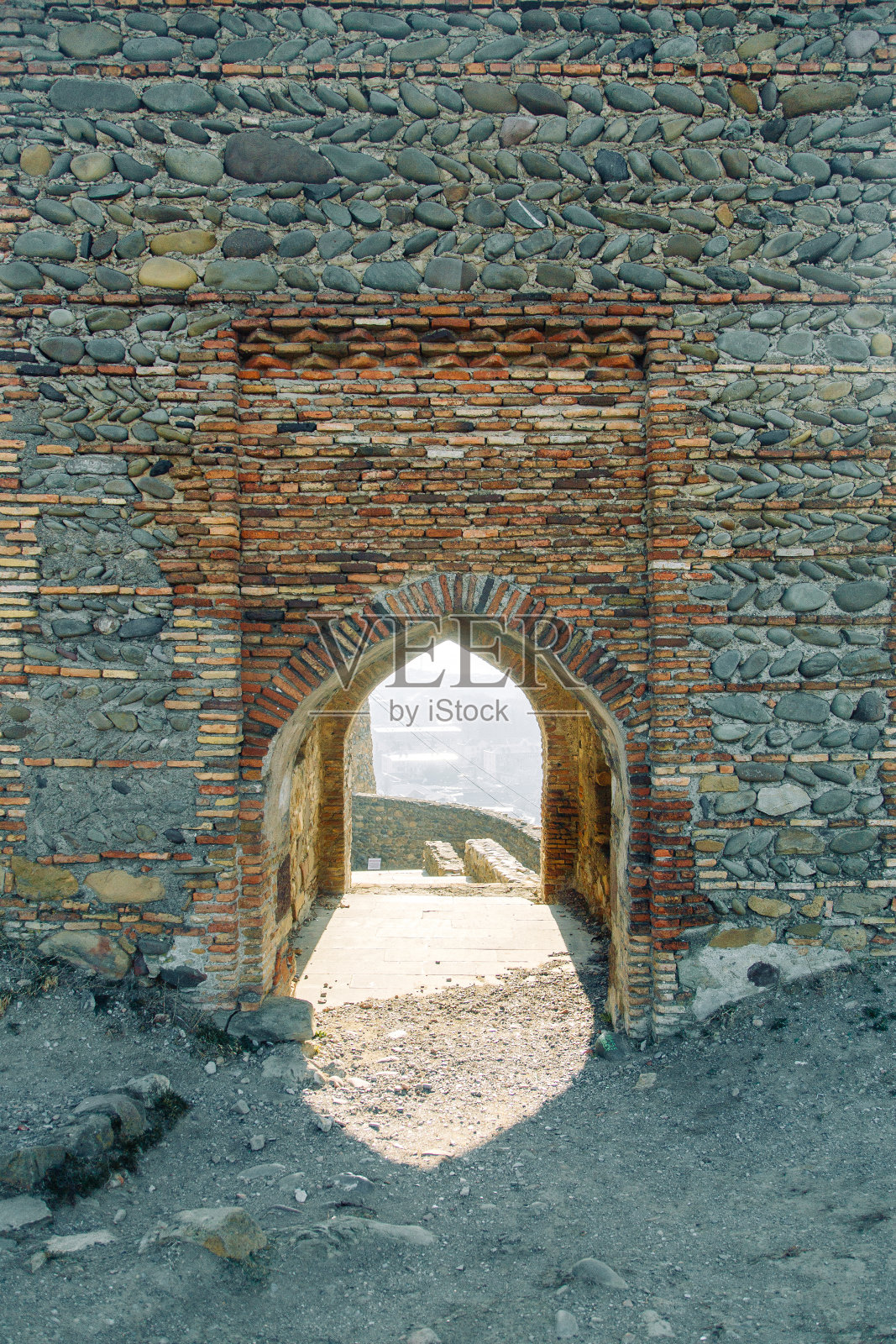 酒器Kvevri。格鲁吉亚的旧堡垒废墟。照片摄影图片