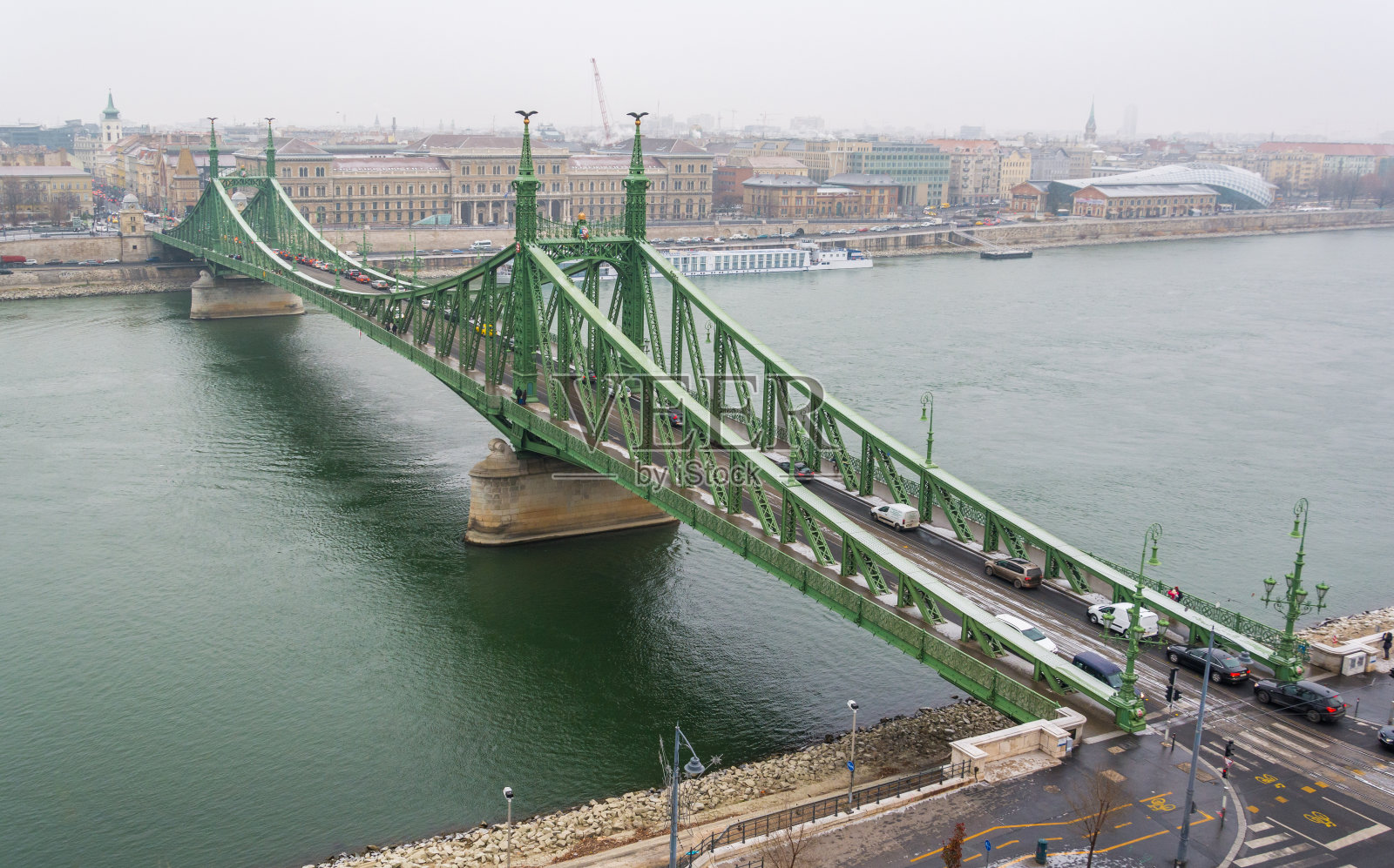 布达佩斯自由大桥，在一个下雪的12月的早晨照片摄影图片