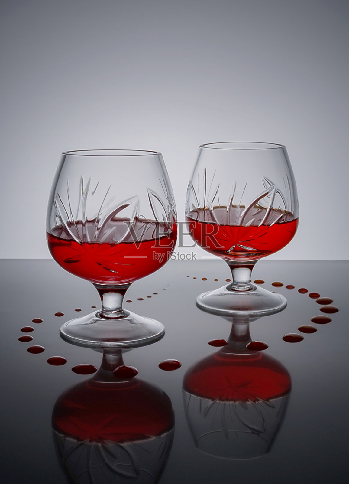 镜子上放着两杯红酒。仍然生活。concept.love照片摄影图片