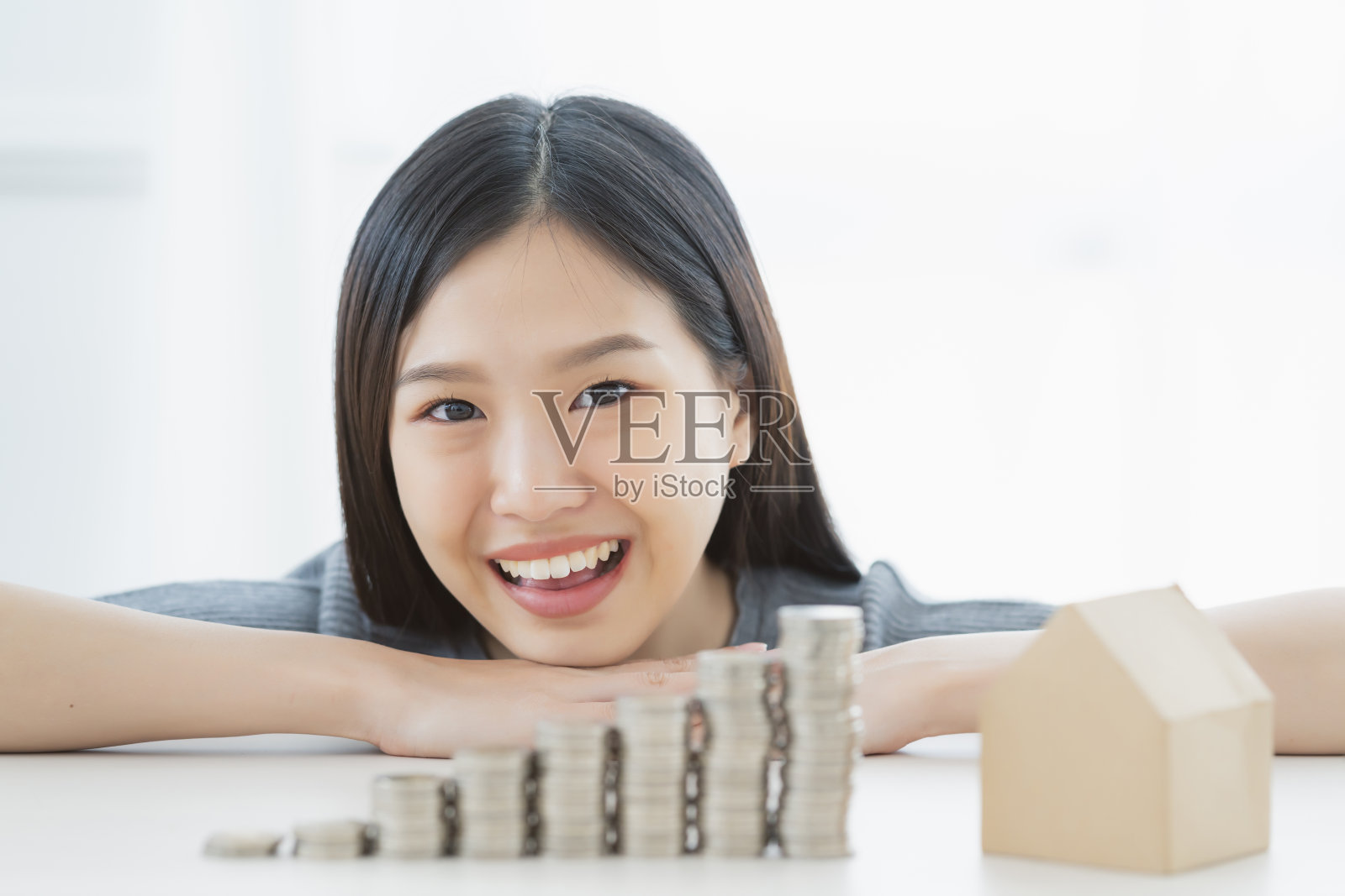 幸福亚洲女人手握硬币堆叠金融经营理念照片摄影图片