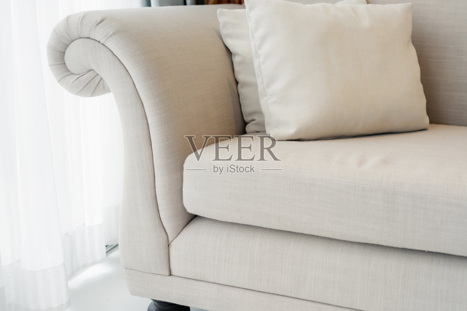 阳光明媚的日子里，客厅的一部分沙发和白色窗帘的室内背景概念照片摄影图片