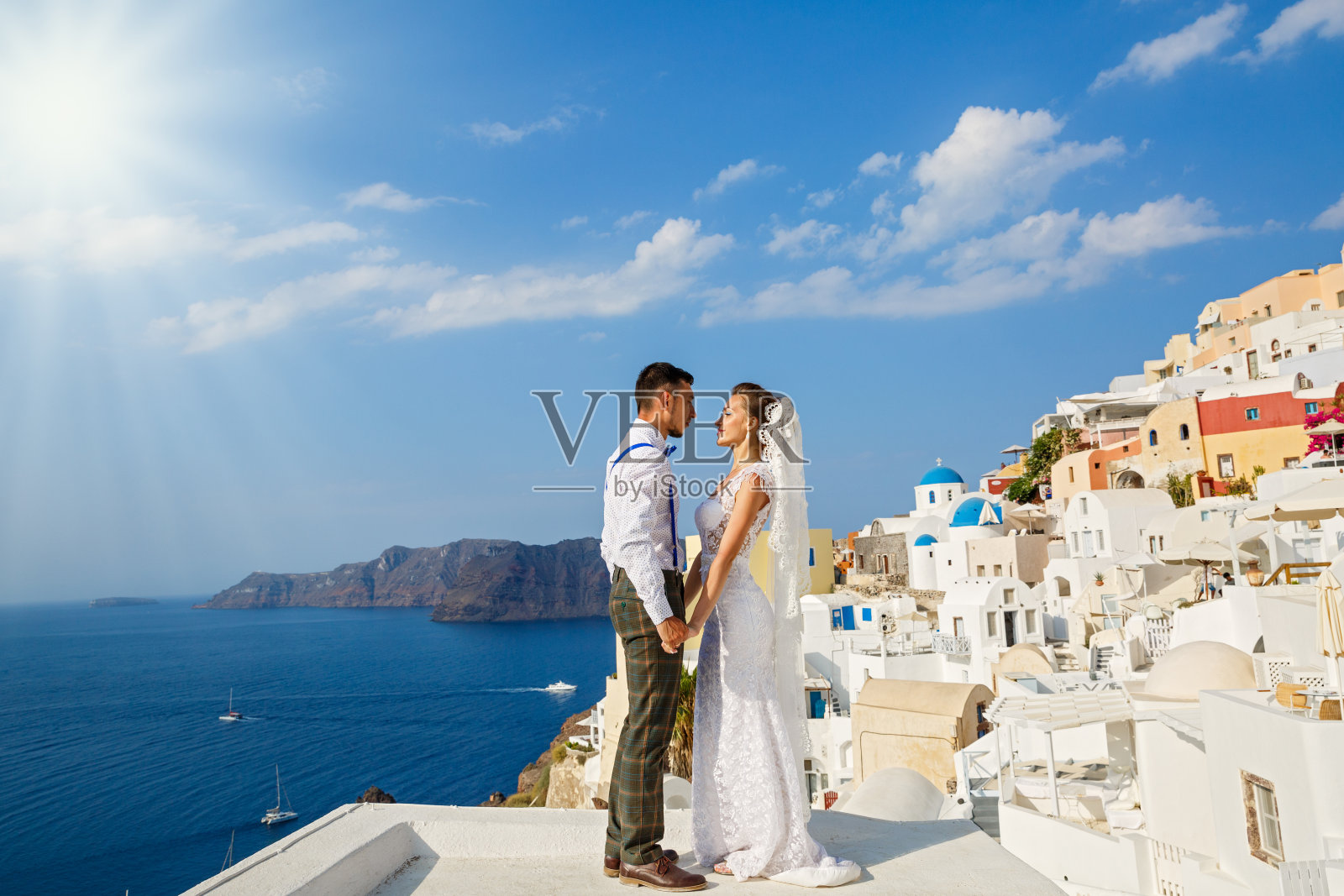 圣托里尼岛上一对美丽的新婚夫妇照片摄影图片