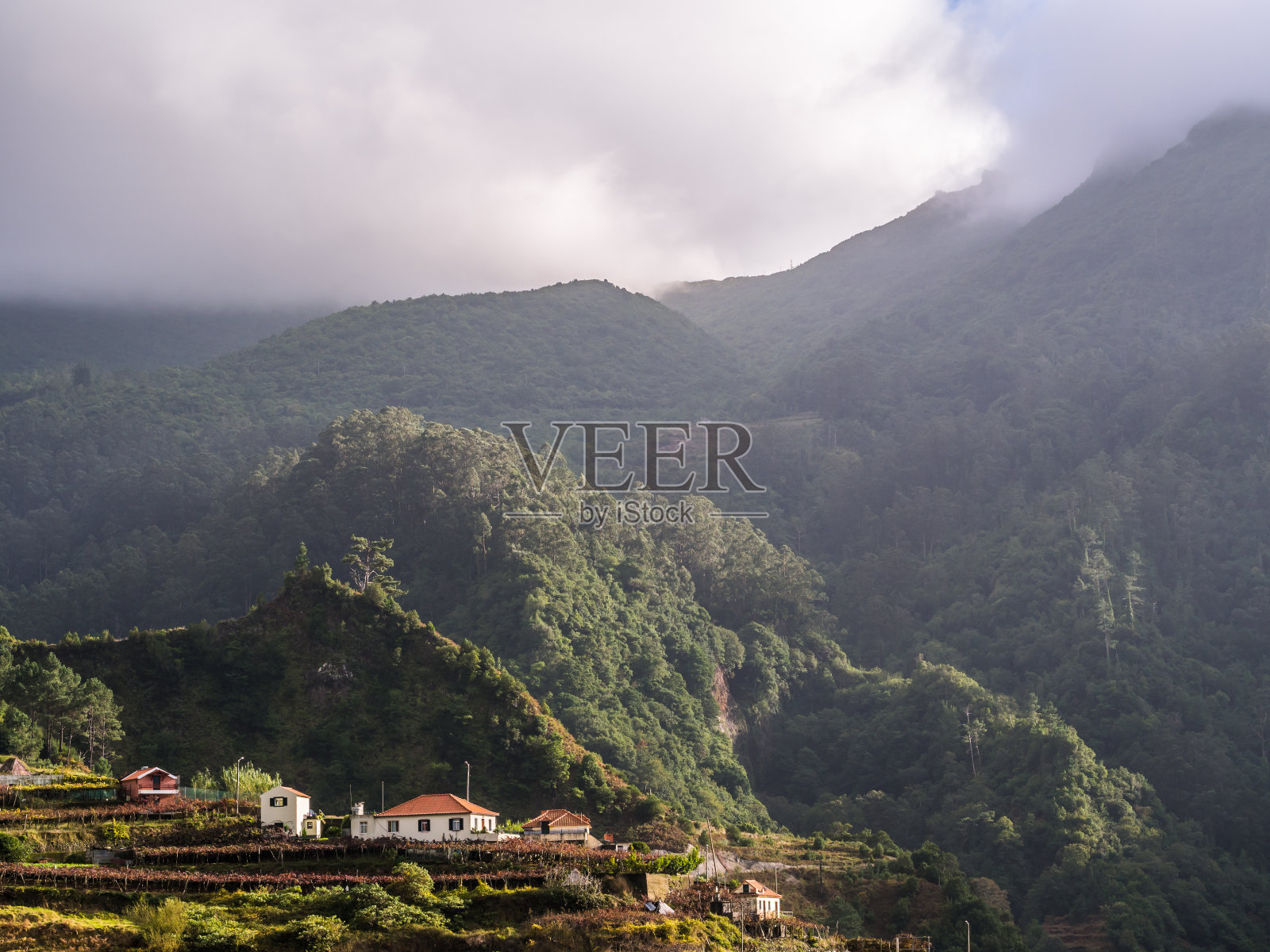 风景与一个小村庄在马德拉岛，葡萄牙照片摄影图片