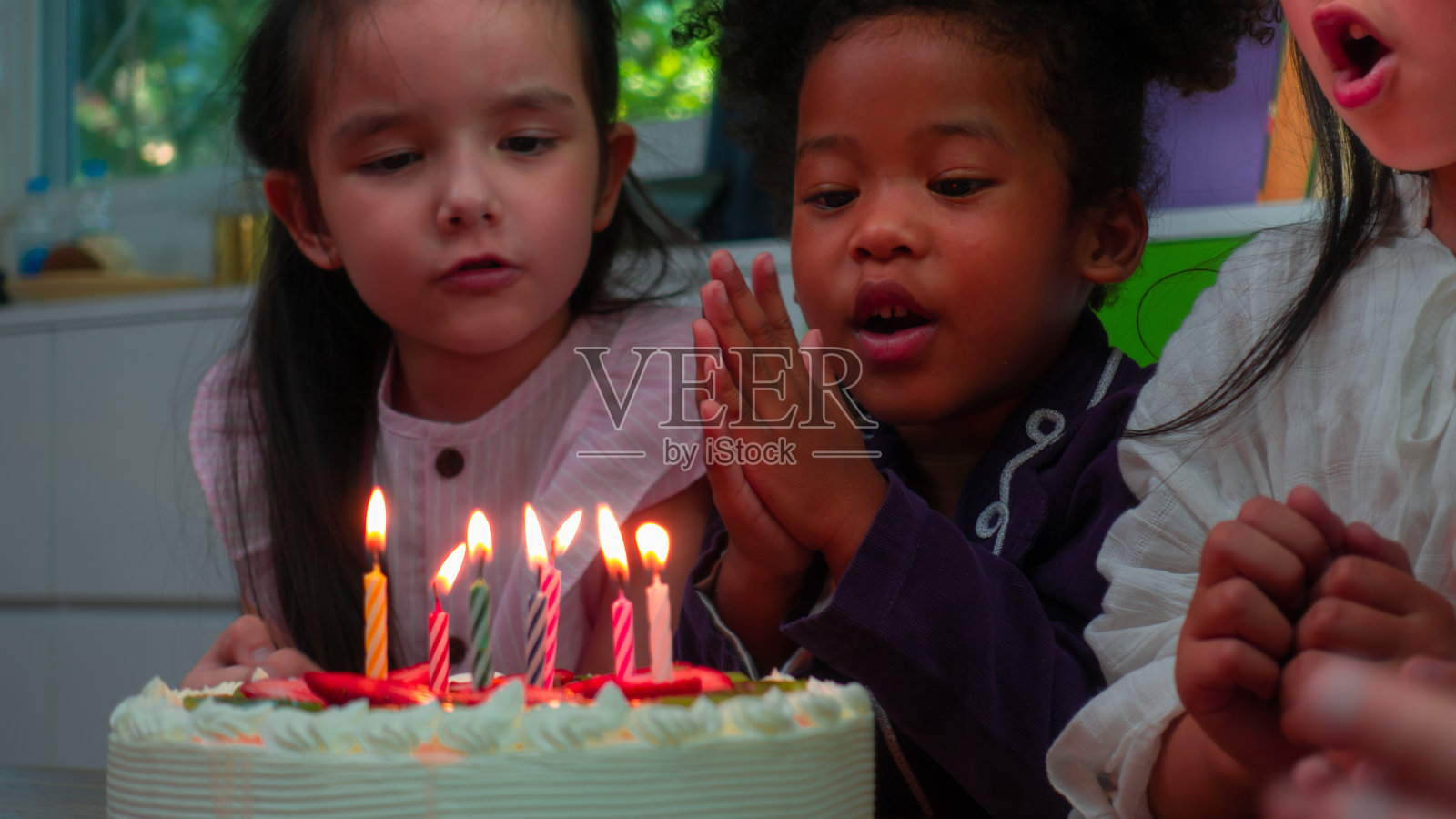 生日庆祝，小朋友在吹蜡烛，小朋友在吹HBD蛋糕照片摄影图片