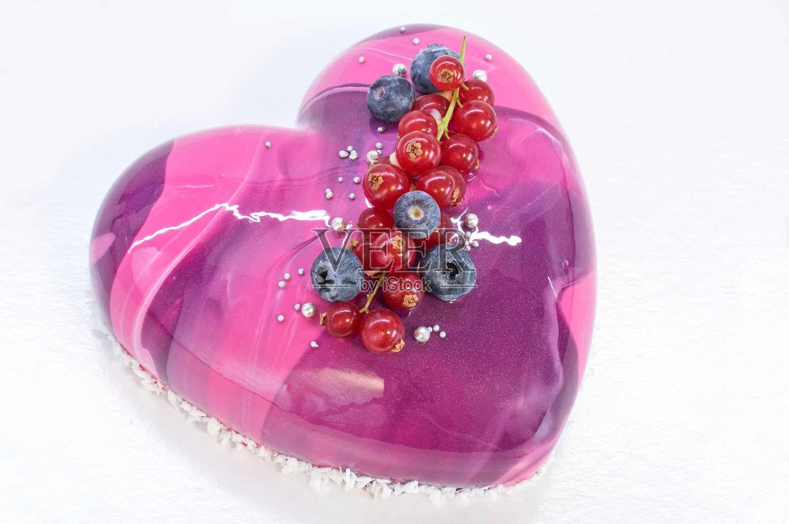心形慕斯蛋糕，镜面釉饰蓝莓和红醋栗照片摄影图片