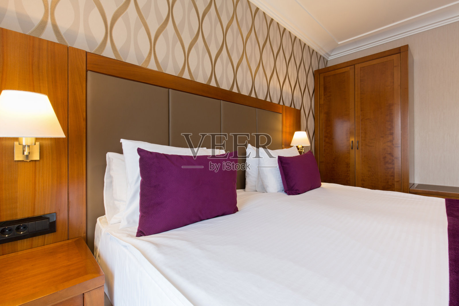 一个现代的新双人床酒店卧室的内部照片摄影图片