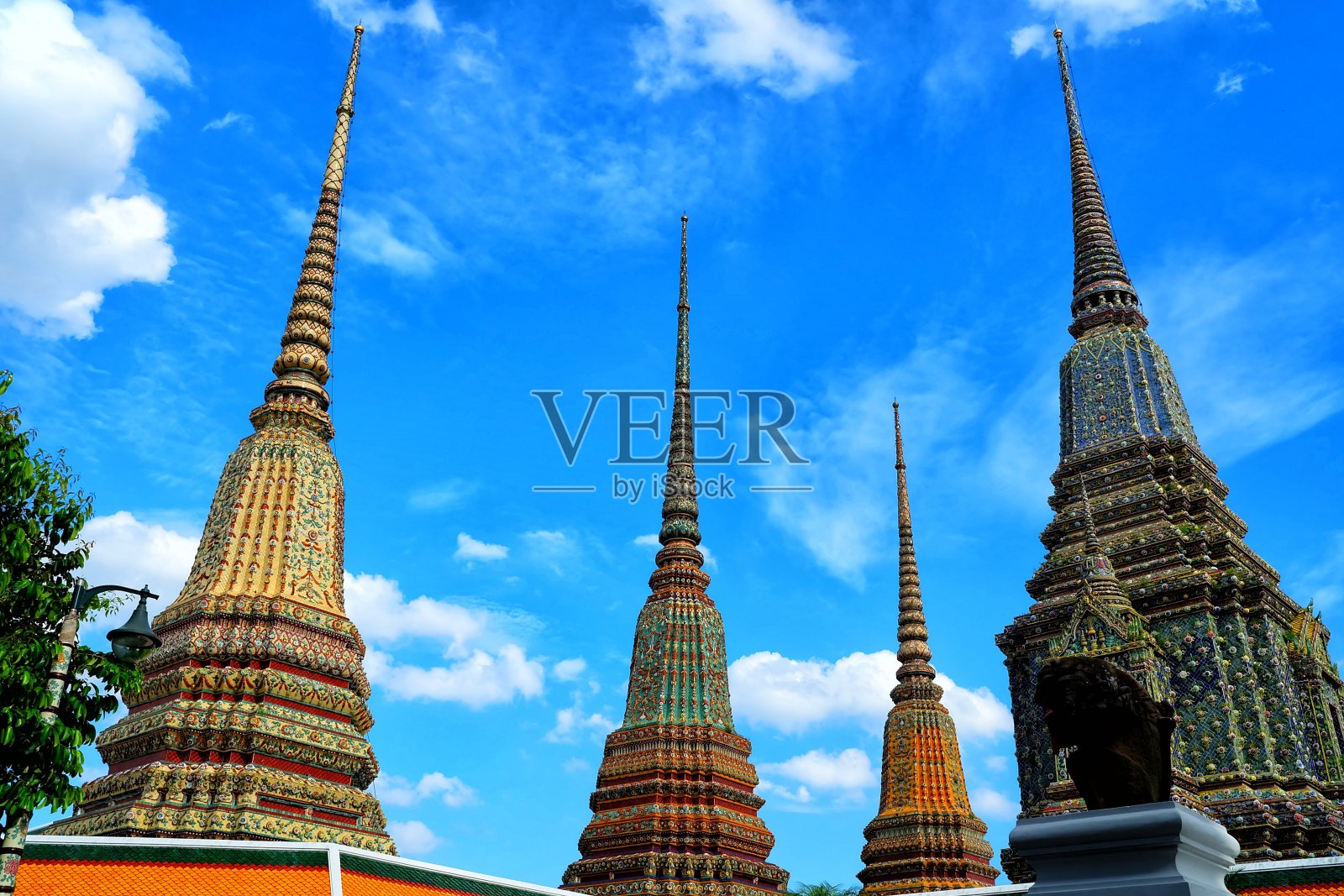 泰国曼谷卧佛寺古塔。卧佛寺是泰国著名的寺庙和历史地标。照片摄影图片
