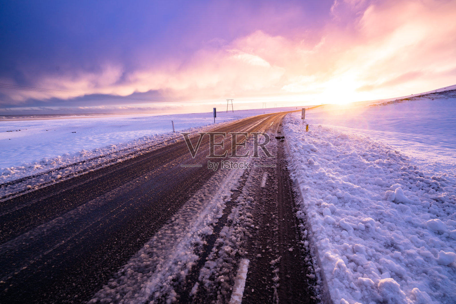 冬季的日落在公路旅行照片摄影图片