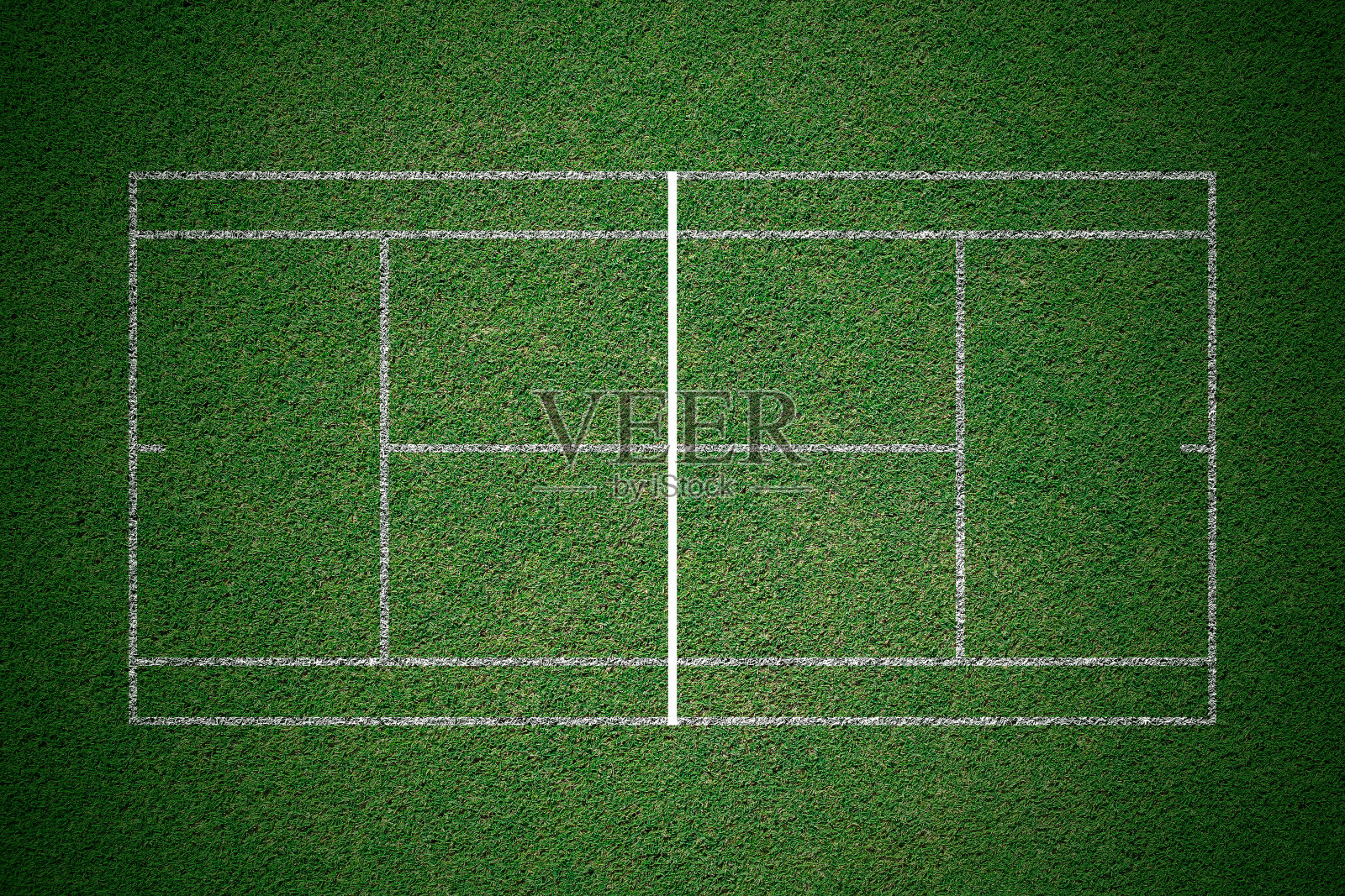 网球场，从俯视图看绿草带白线。照片摄影图片