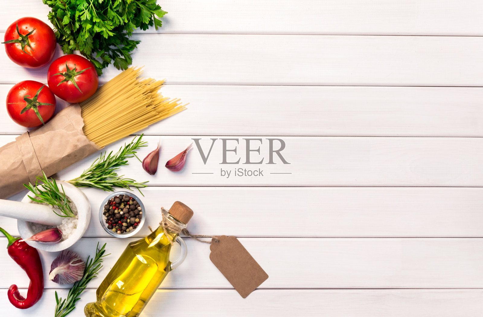 新鲜有机食材，意大利意粉配方。健康食品的概念在白色木制桌子的背景。俯视图，复制空间照片摄影图片
