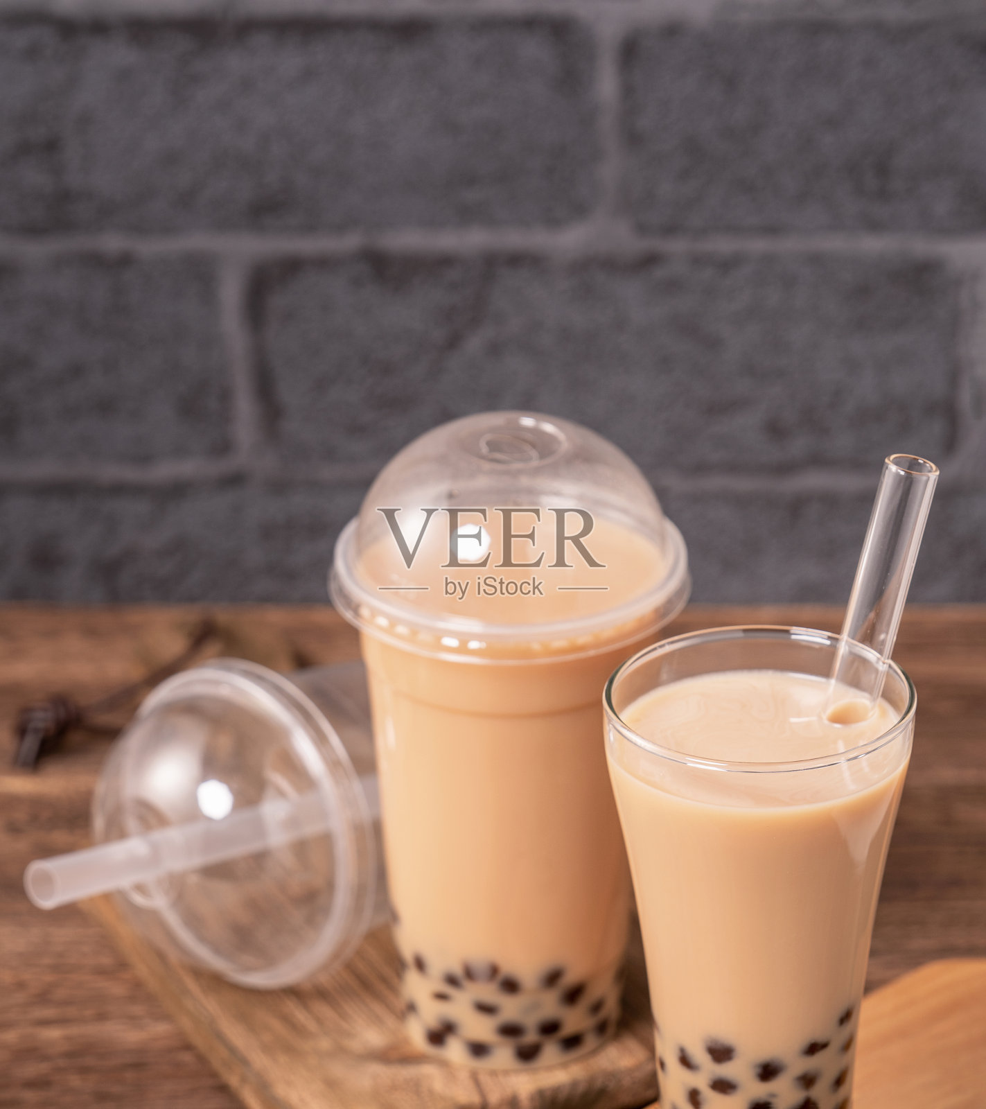 美味的泡泡奶茶用吸管放在饮用玻璃上的木桌背景上，减少塑料在台湾的概念，拉近，复制空间照片摄影图片