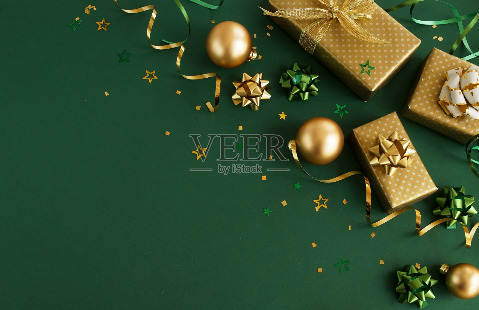 圣诞或新年框架装饰在金色深绿色背景与空白的文本拷贝空间。明信片或邀请的假日和庆祝概念。俯视图照片摄影图片