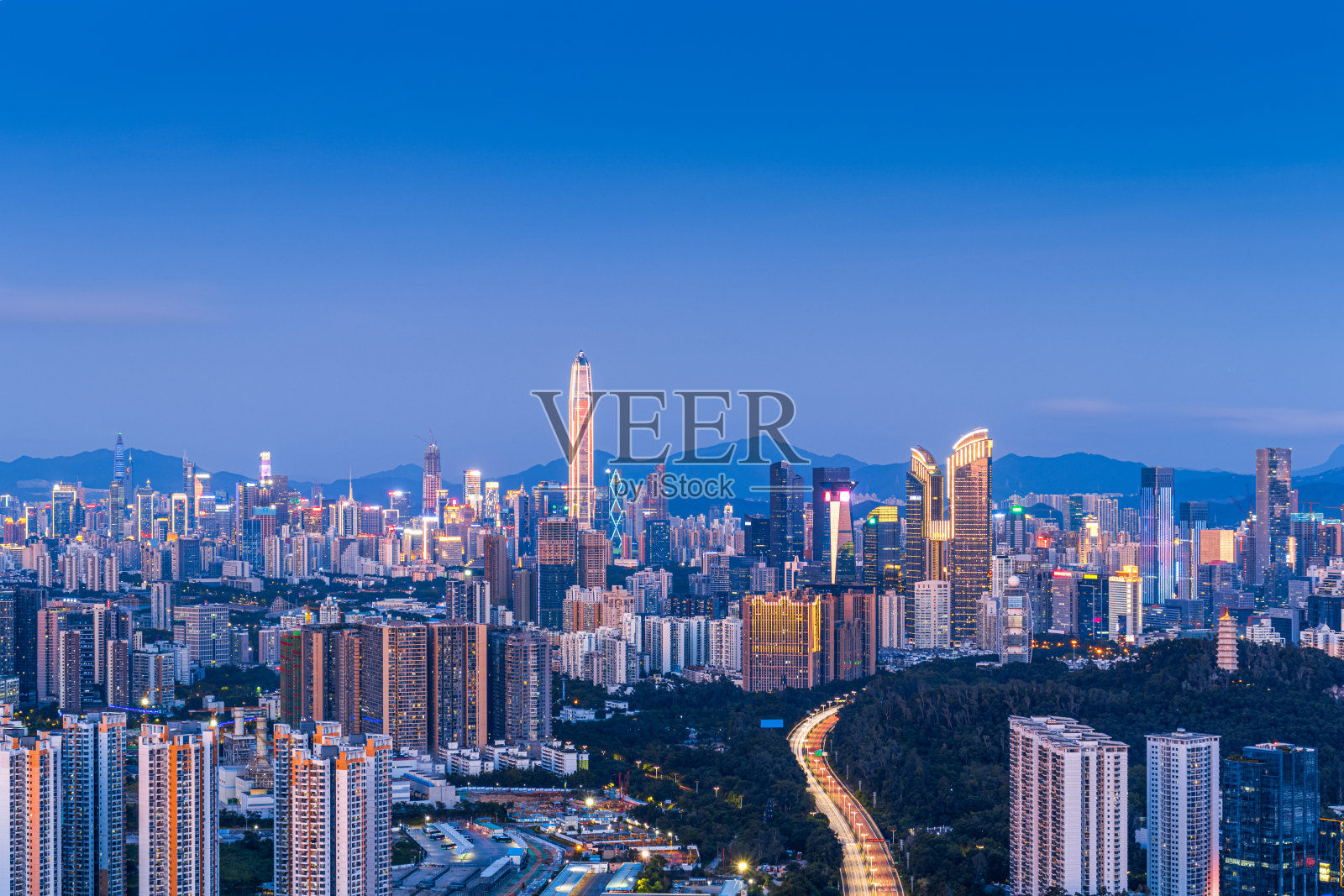 深圳城市建筑集群与大数据概念照片摄影图片
