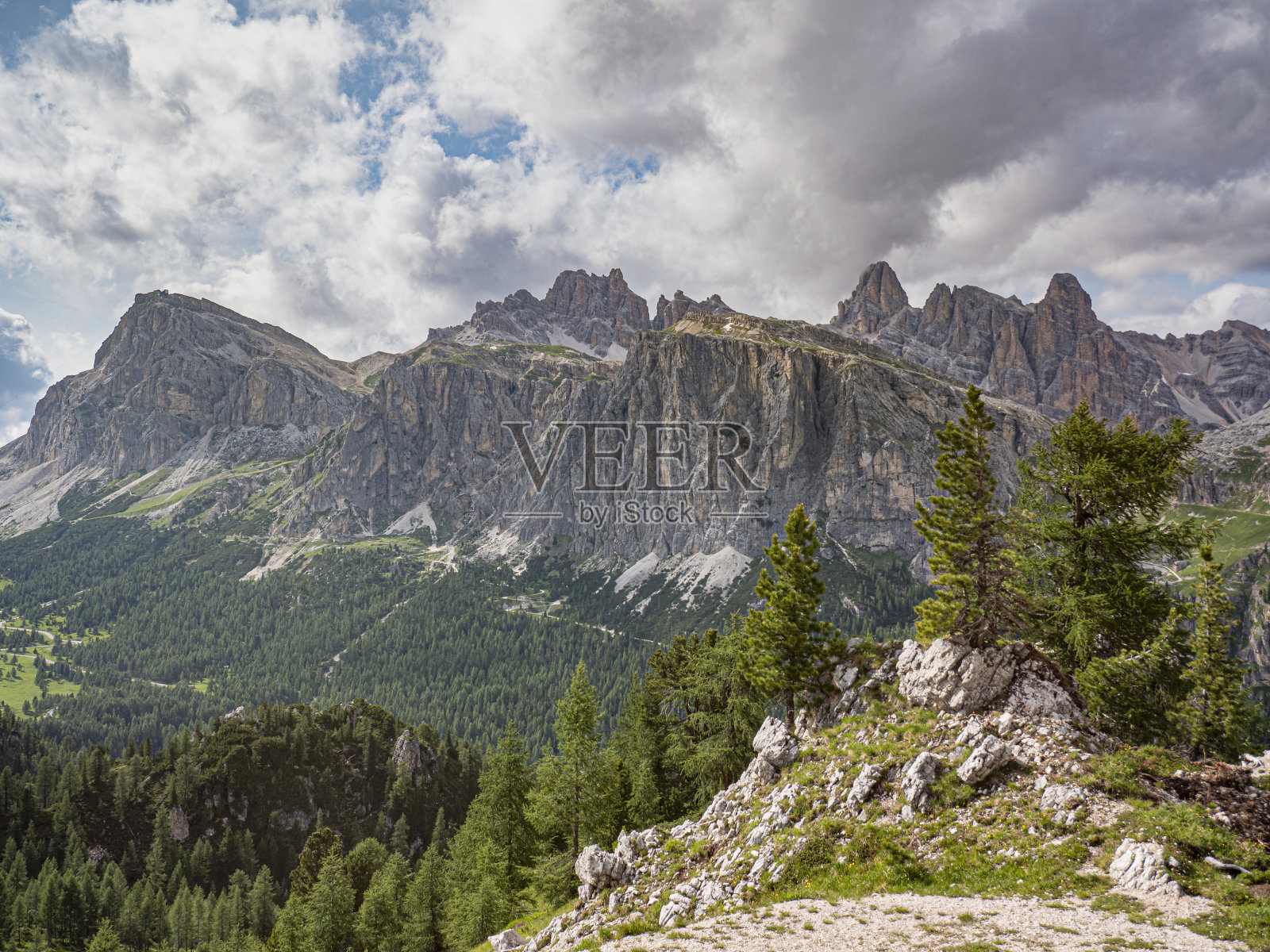 意大利Dolomites山脉的Lagazuoi Berg和Falzarego山口照片摄影图片
