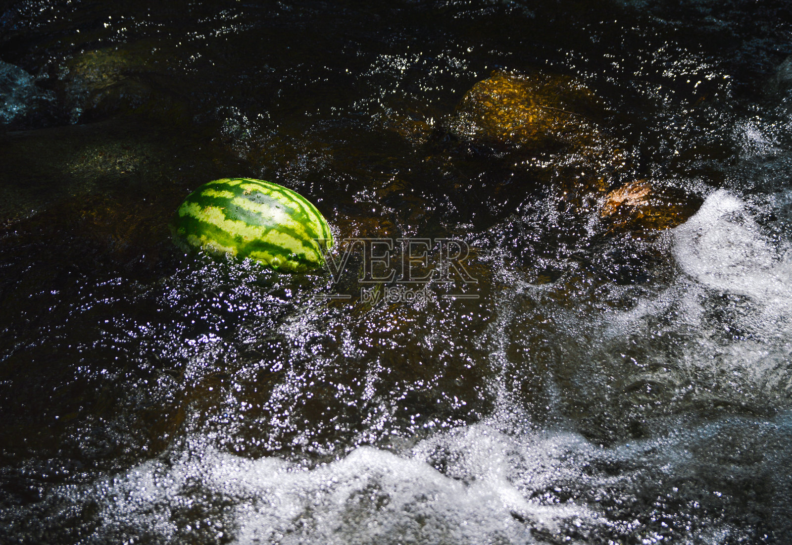 西瓜在河里，水在河里照片摄影图片