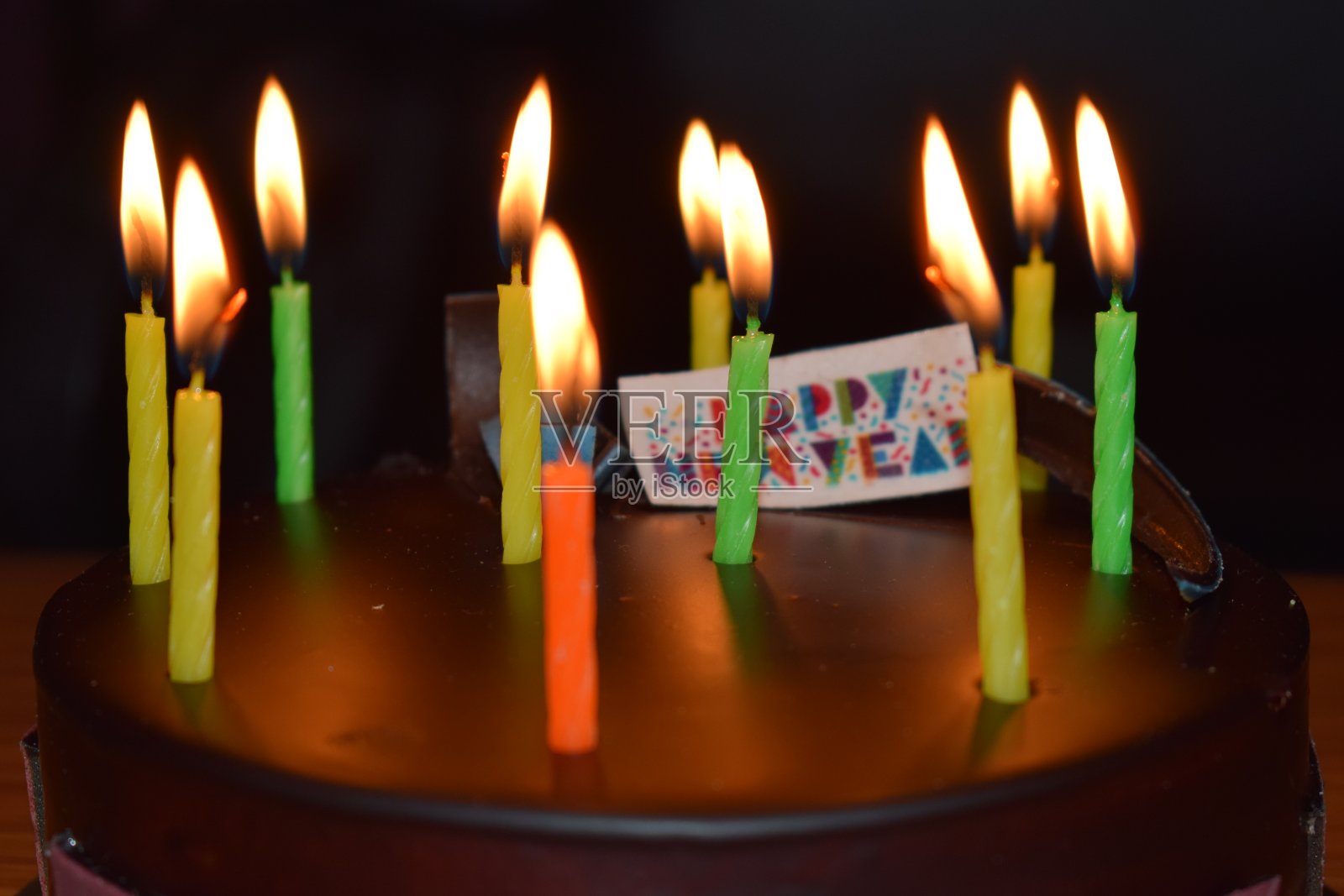 生日蛋糕和蜡烛照片摄影图片