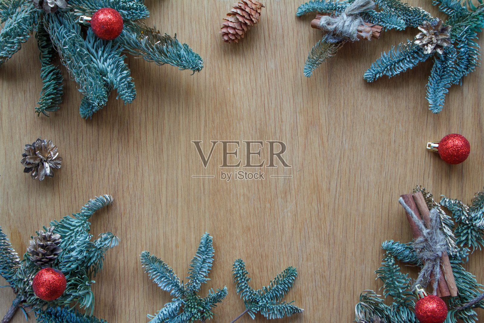 顶视图冷杉枝与圣诞装饰木制破旧的背景与复制空间的文字，软焦点照片摄影图片