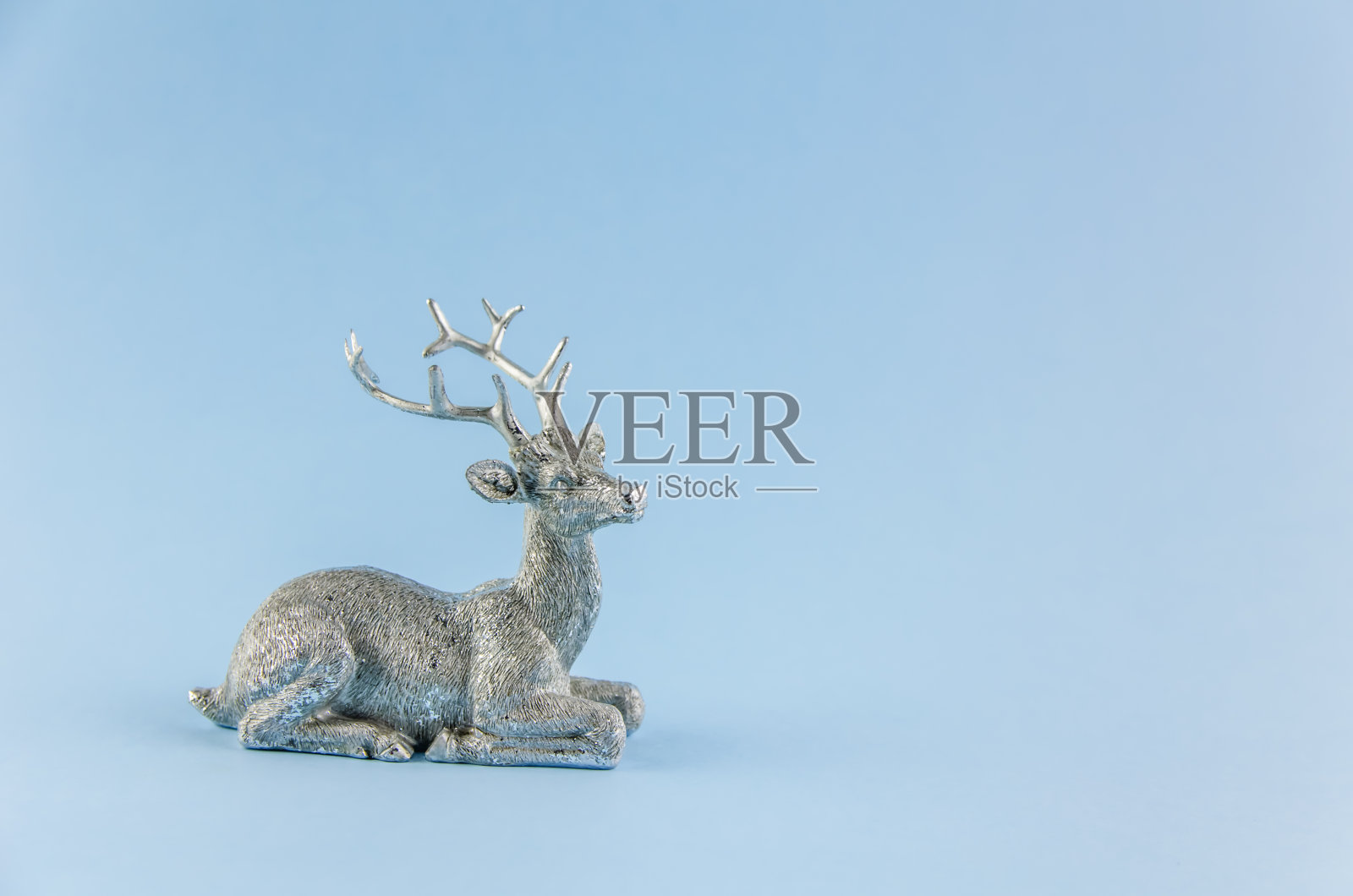 新年的背景。蓝色背景上的银色鹿。设计元素图片