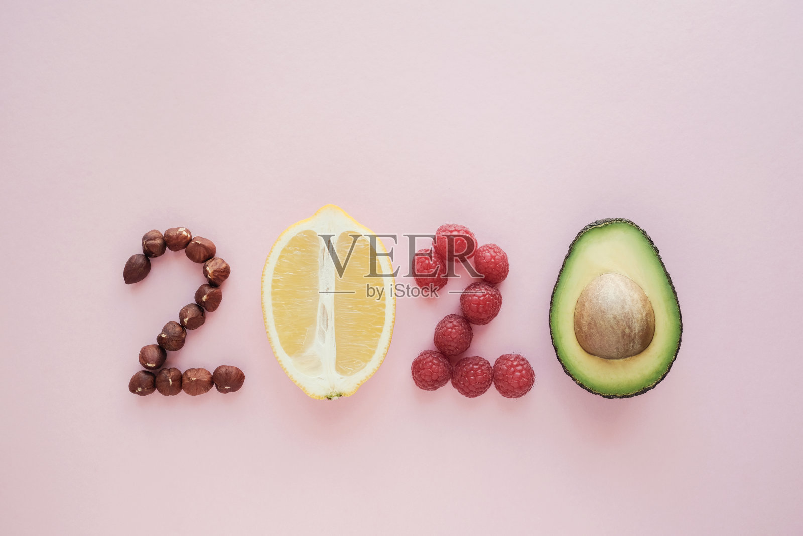 以粉色为背景的健康食品制成的2020年，健康的新年决议饮食和生活方式照片摄影图片